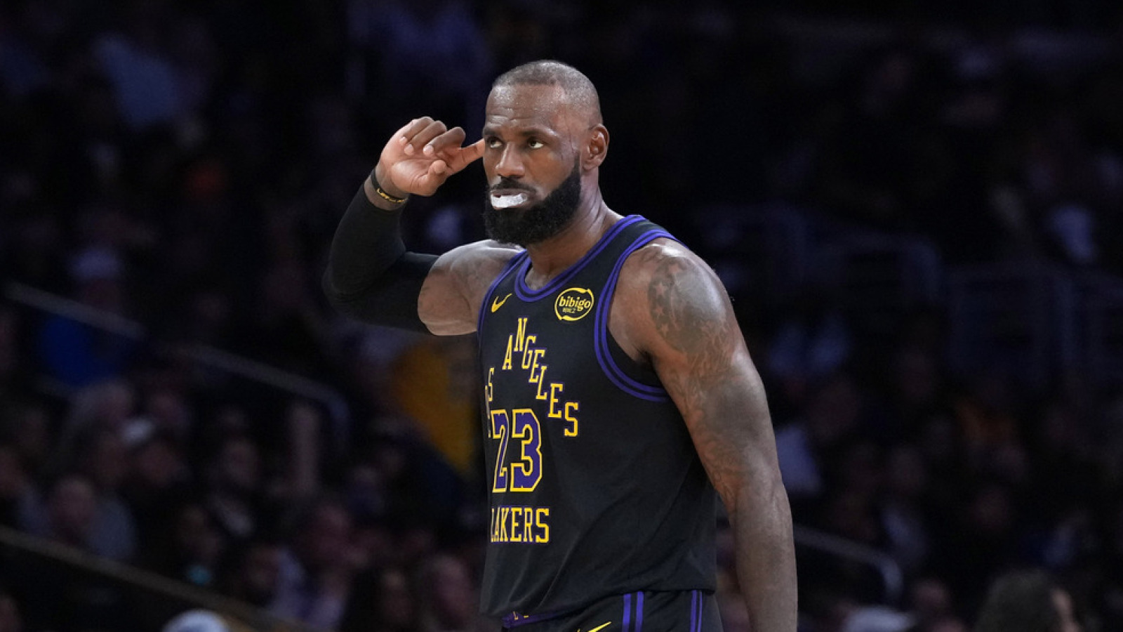 https://www.yardbarker.com/media/b/4/b436335e8a2c35b7a9473f11d81dd65824f289b7/thumb_16x9/lakers-fans-should-notice-lebron-james-latest.jpg?v=1