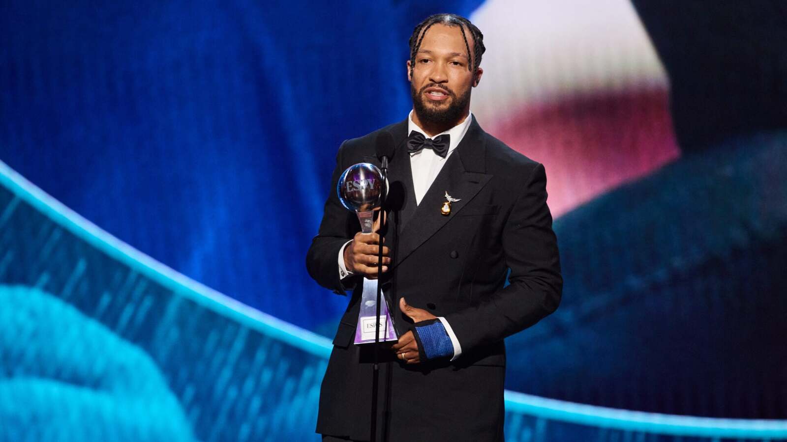 Fans notice clear update on Jalen Brunson's wrist surgery after New York Knicks sweep the ESPYs