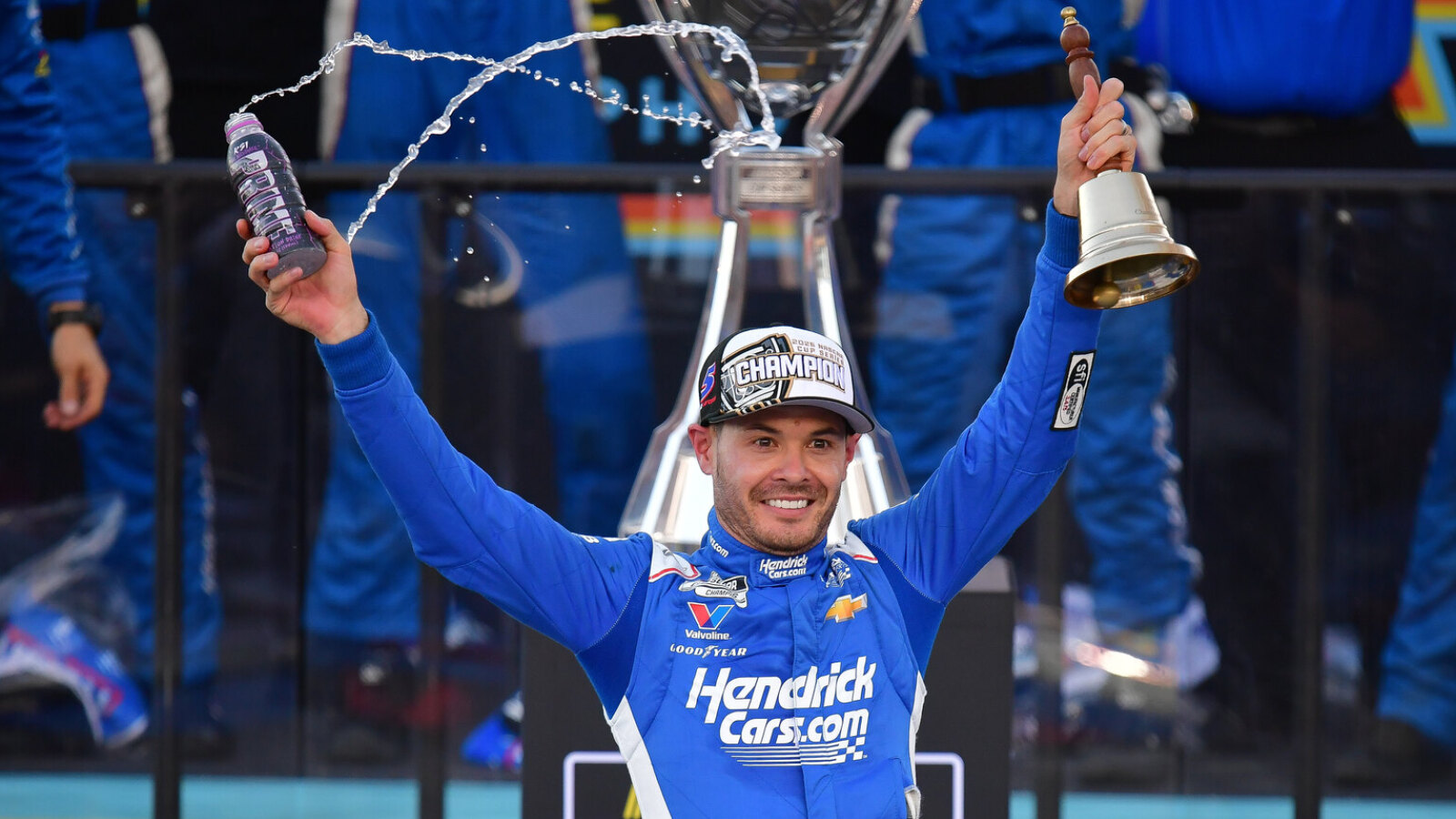 https://www.yardbarker.com/media/b/4/b46ae0f1bcb98d3151f584971453f309ad82857d/thumb_16x9/nascar-championship-race-takeaways-kyle-larson.jpg?v=1