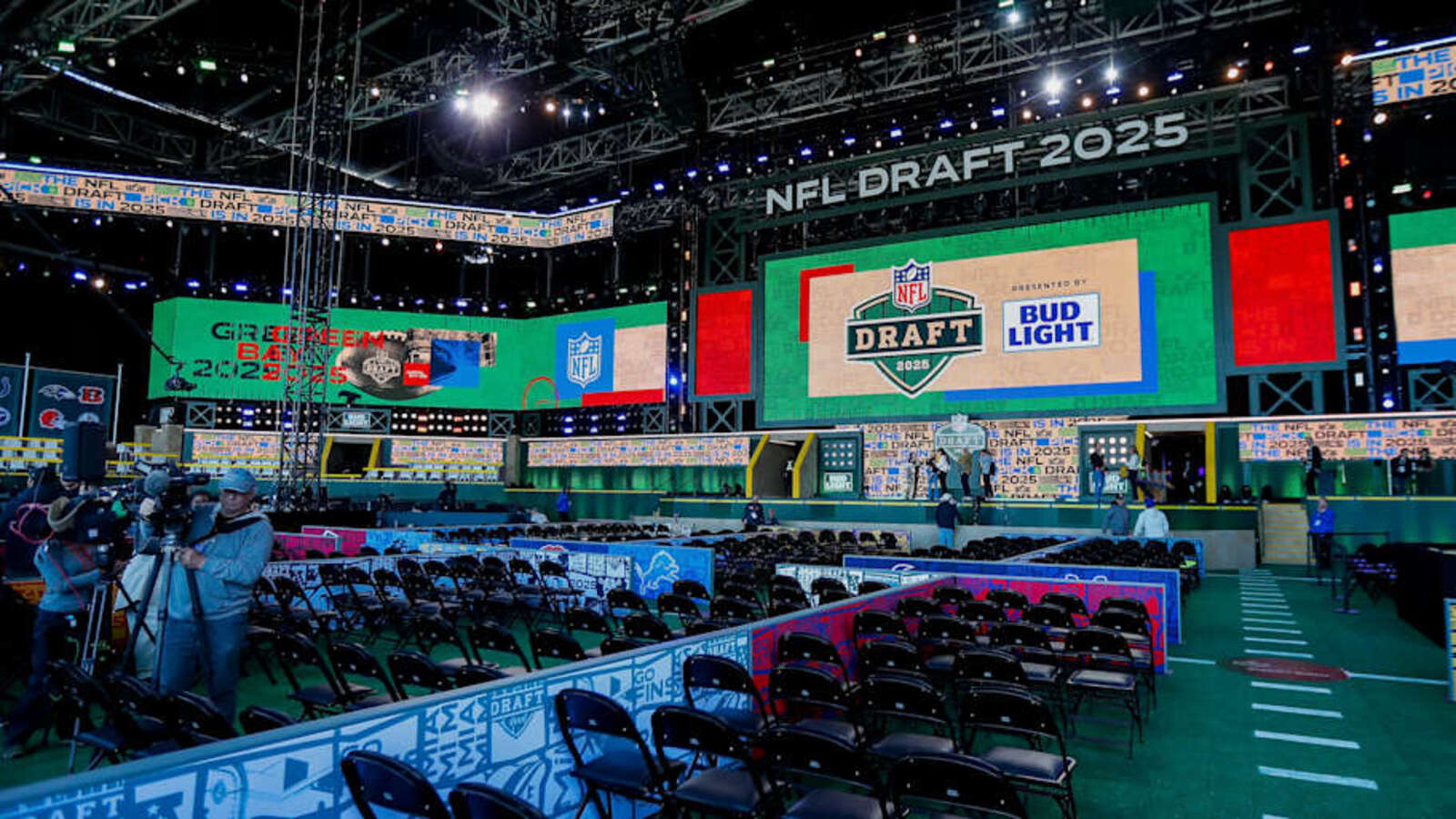The NFL Draft Theater outside Lambeau Field. Tork Mason / USA TODAY NETWORK via Imagn Images Stats, Scouting, RAS on 83 Packers Draft Prospects at Positions of Need Originally posted on Green Bay Packers on SI By Bill Huber | Last updated Apr 23, 2025 7:14 PM ET