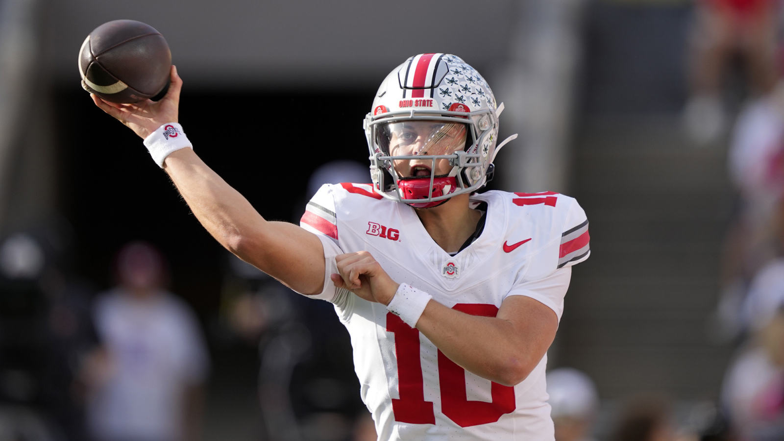 https://www.yardbarker.com/media/b/5/b5560170878bbc24eba42c8ffecc5f6b1629fab0/thumb_16x9/julian-sayin-fernando-mendoza-stack-heisman-race.jpg?v=1