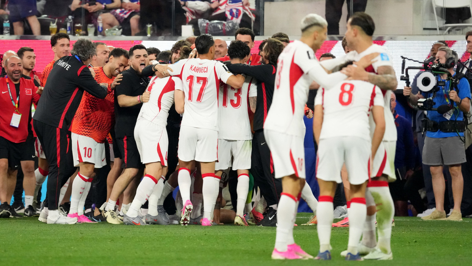 https://www.yardbarker.com/media/b/5/b5c8139205d8be38a7b11a1828284c1744f7657a/thumb_16x9/usmnt-vs-turkiye-key-takeaways-rare-world-cup.jpg?v=1