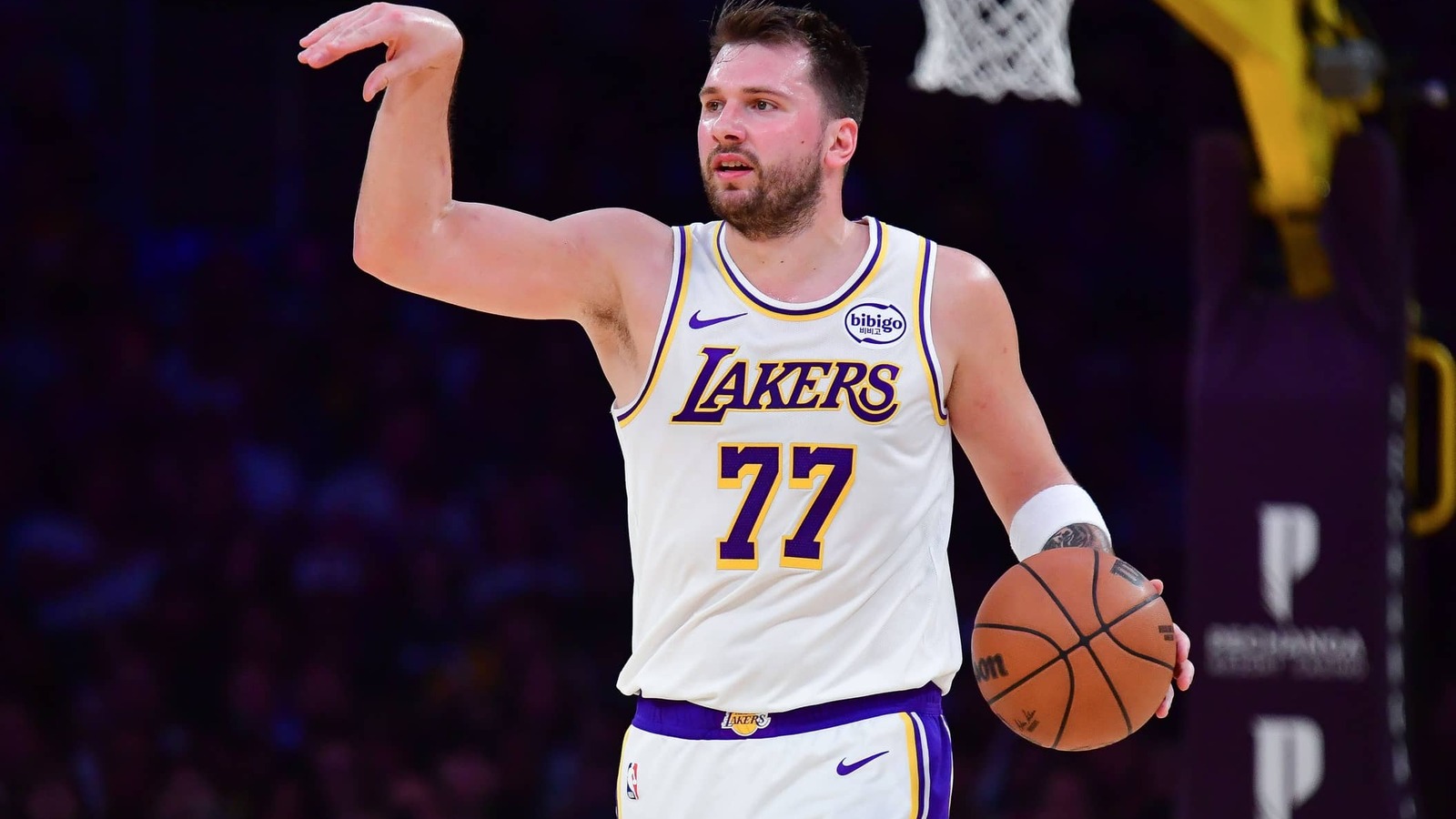 https://www.yardbarker.com/media/b/6/b6b353892d66df8e7e5f313c0572ae322decebda/thumb_16x9/Luka-Doncic-in-action-Raptors.jpg