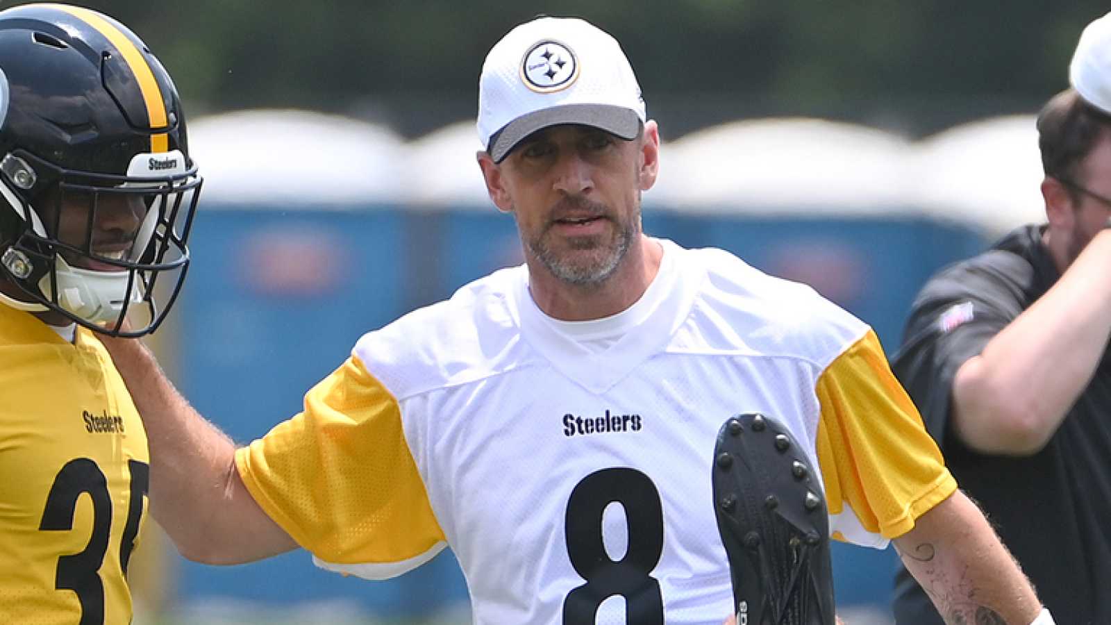 https://www.yardbarker.com/media/b/6/b6dbbc5bafe18ce9a48d011c70428eab617774aa/thumb_16x9/nfl-coach-executive-high-on-steelers-starting.jpg?v=1