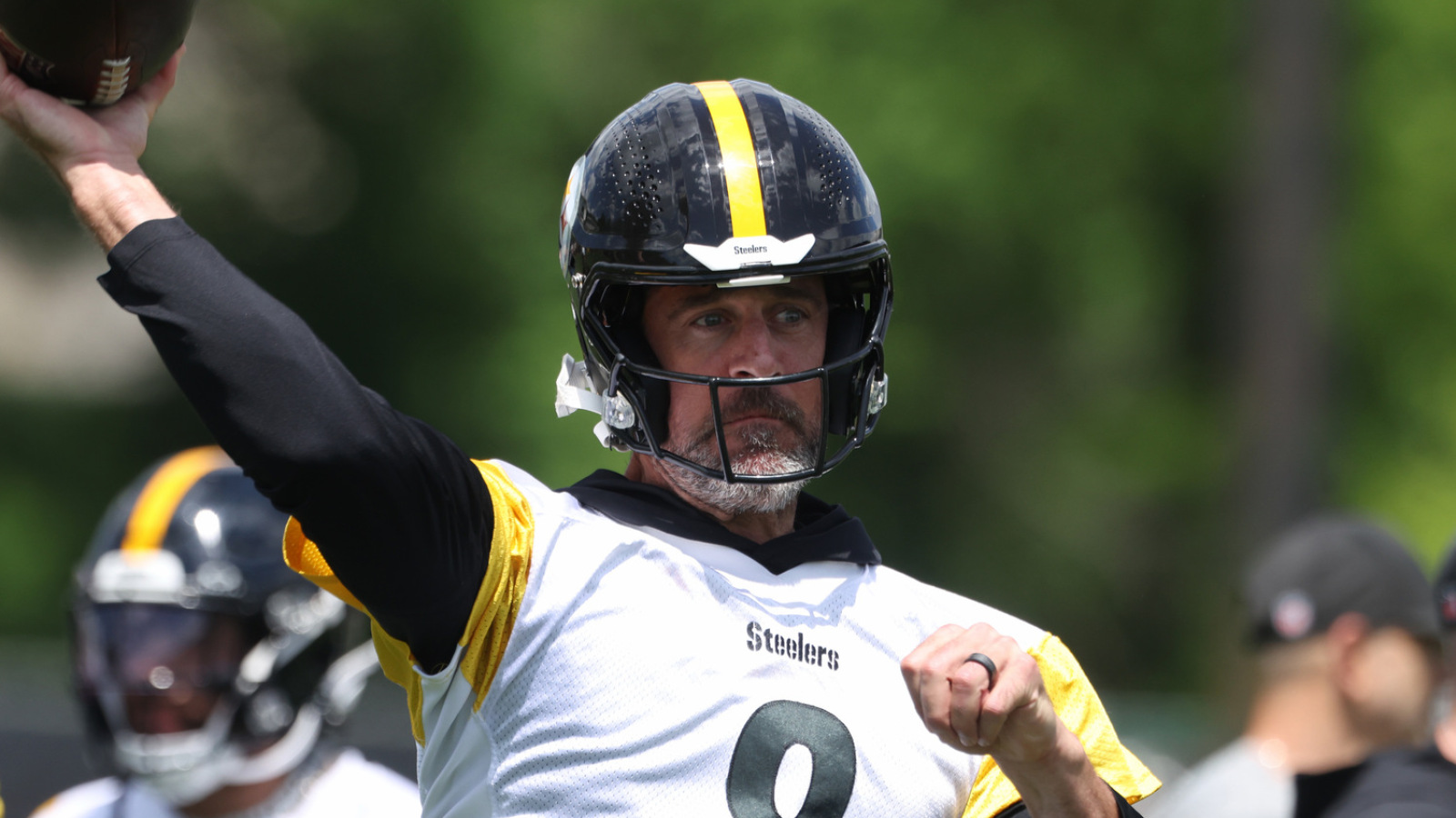 https://www.yardbarker.com/media/b/7/b73eae1802371604422b71fa86229465b84e8391/thumb_16x9/aaron-rodgers-last-rodeo-become-steelers-biggest.jpg?v=1