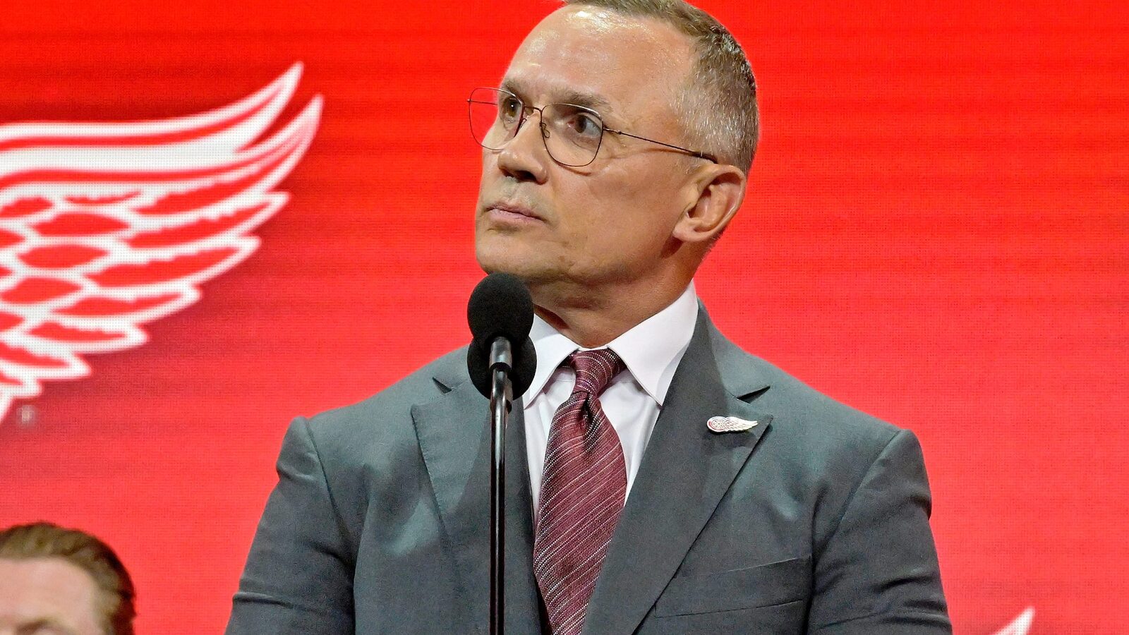 https://www.yardbarker.com/media/b/7/b77892cf7a77390b275c647b57c8a0582b1aa1c3/thumb_16x9/Steve-Yzerman.jpg
