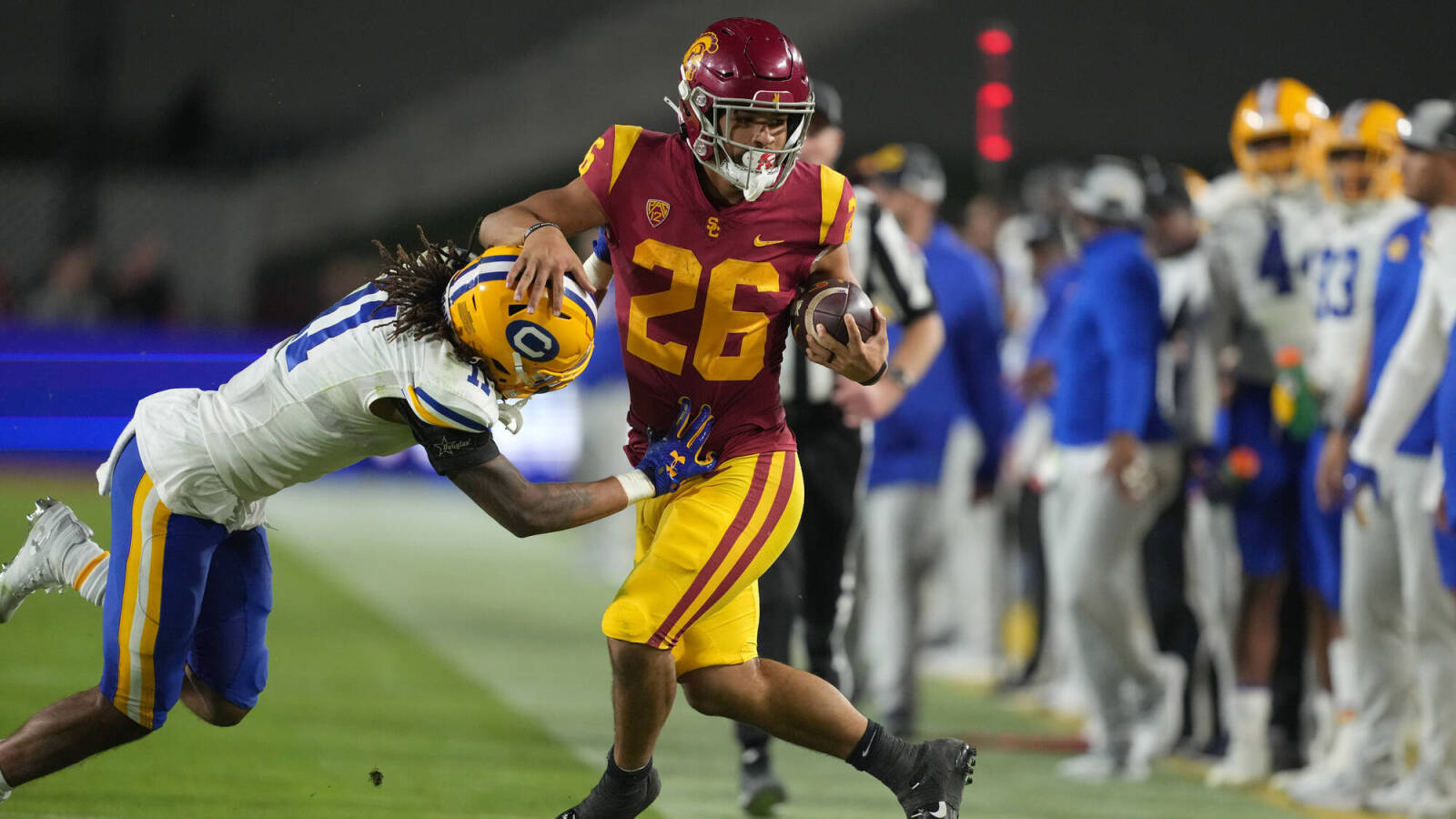 USC RB Travis Dye carted off with knee injury