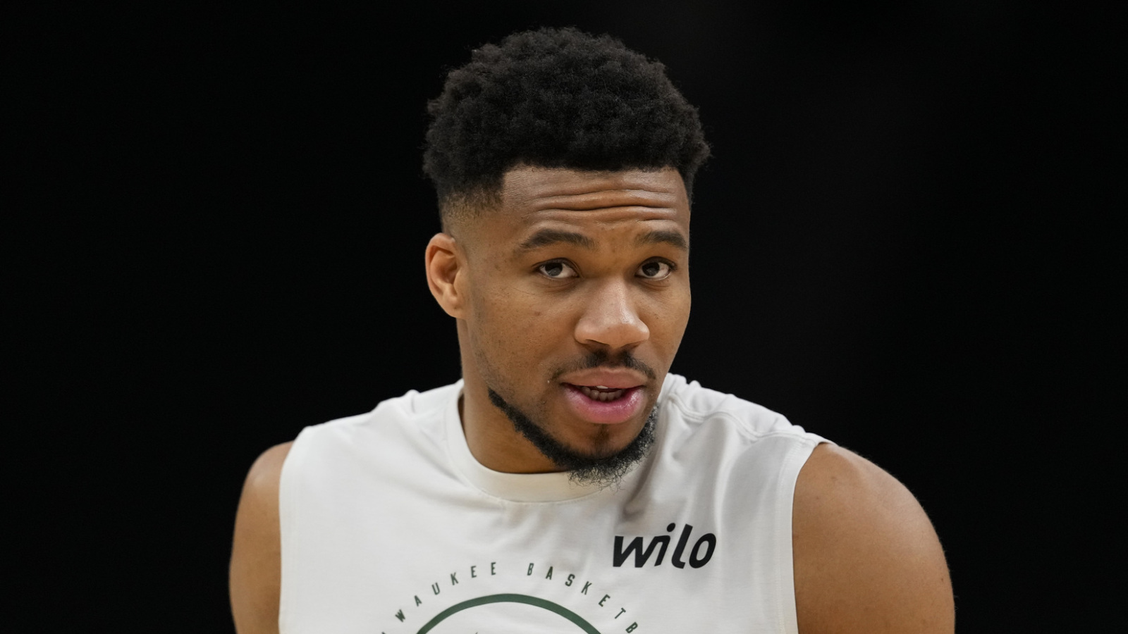 https://www.yardbarker.com/media/b/8/b83e83049908d19f54dc1947e8b044ce7eacbd0e/thumb_16x9/bucks-making-poor-decisions-giannis-antetokounmpo.jpg?v=1