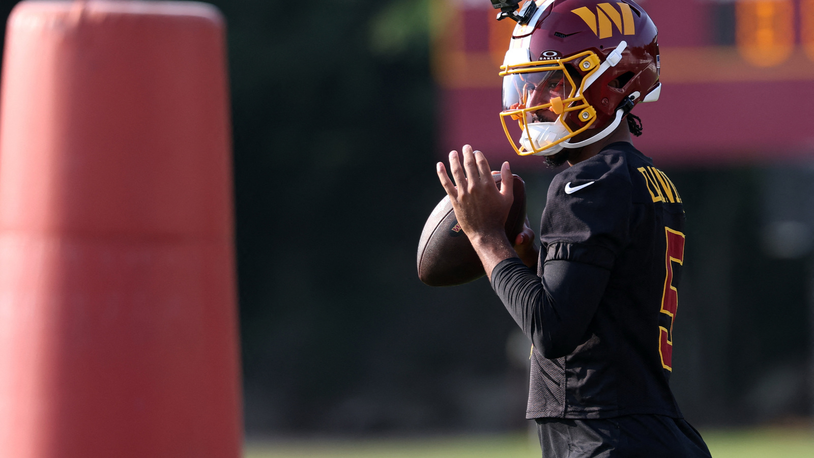 Jayden Daniels Receives Positive Reviews at Commanders Training Camp