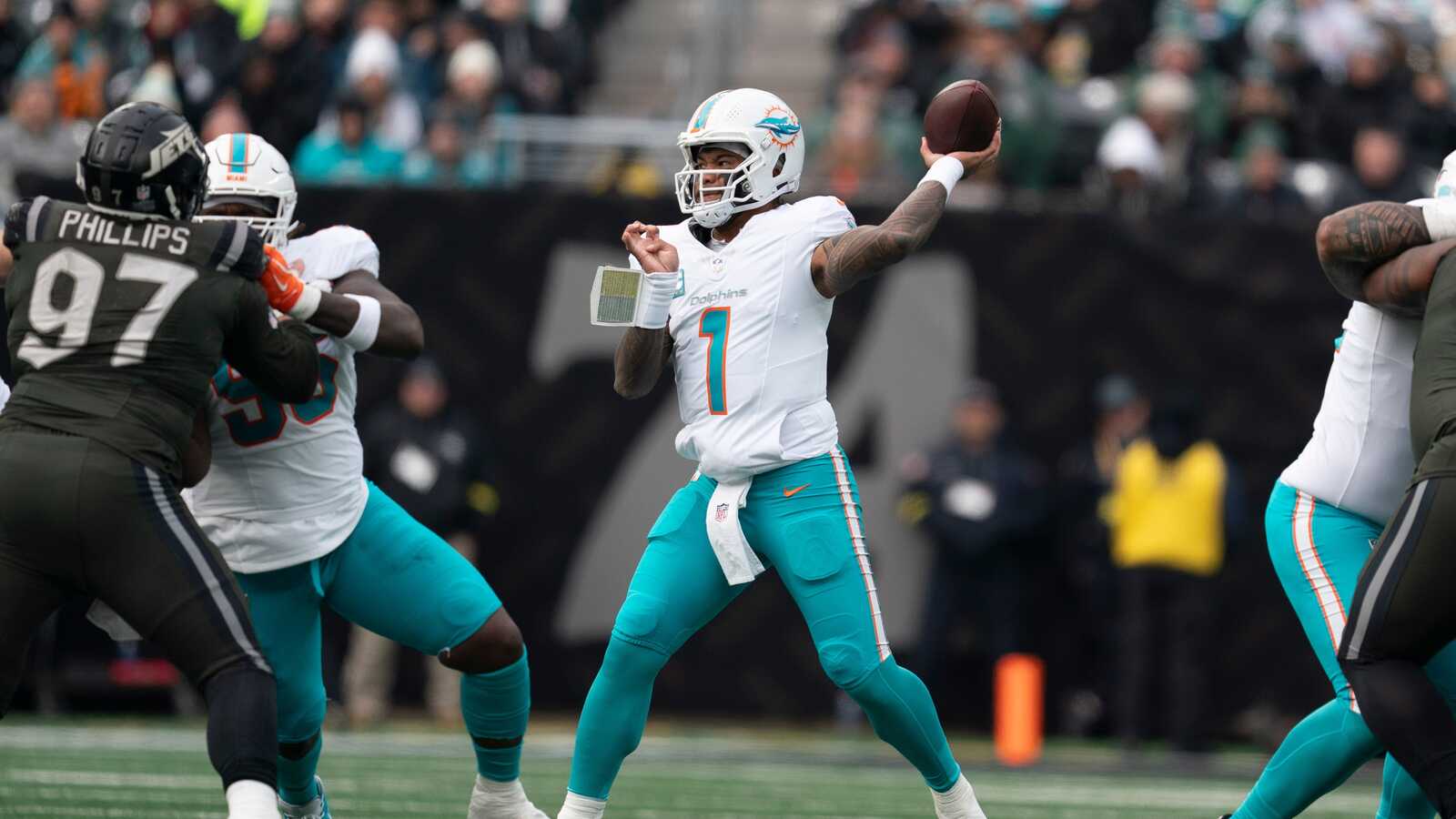 https://www.yardbarker.com/media/b/8/b8eed5a5589400b0c9588b7c99ae96a74d7259b7/thumb_16x9/miami-dolphins-quarterback-tua-tagovailoa-1-looks.jpg