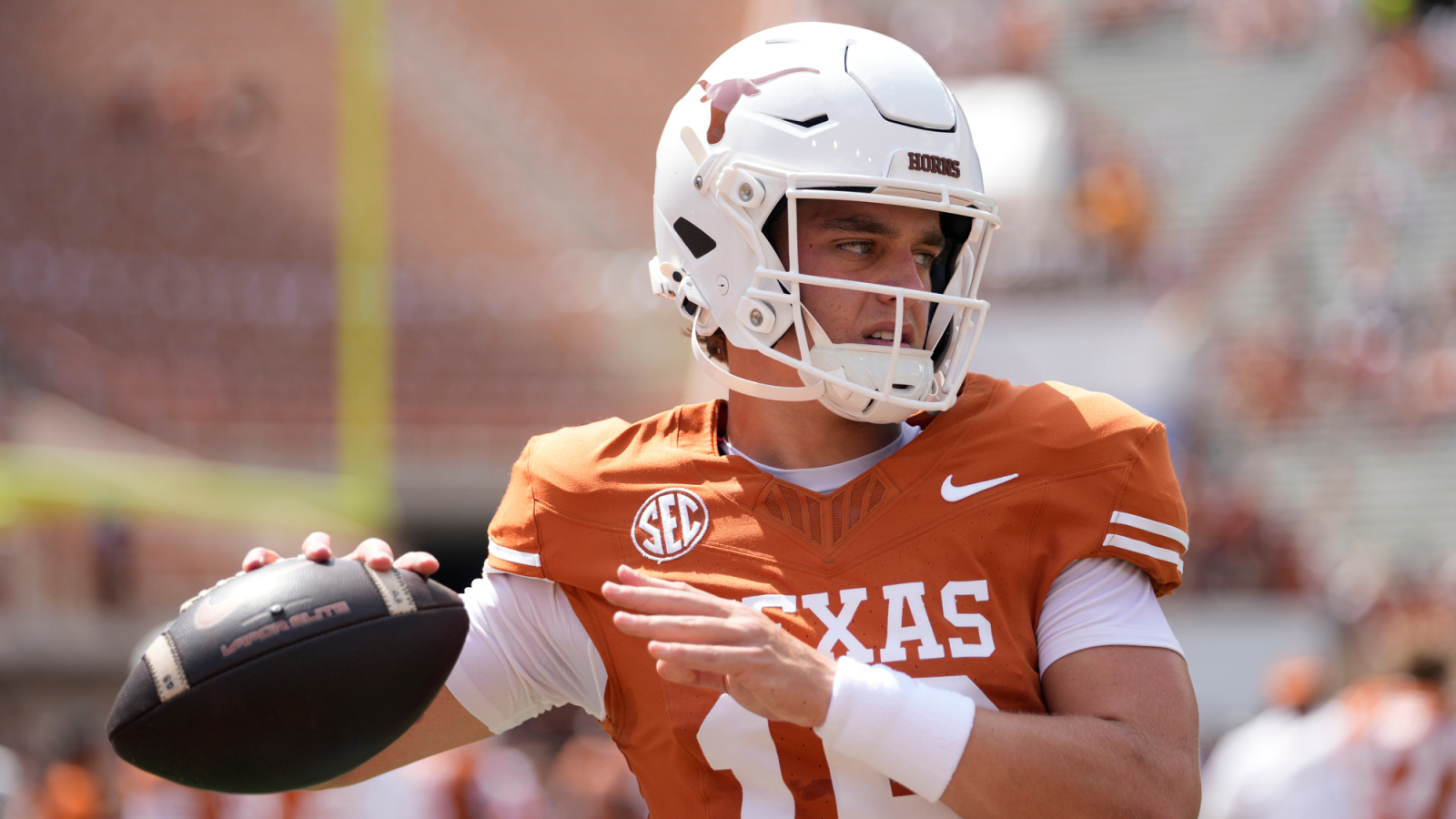 https://www.yardbarker.com/media/b/9/b914cd79fe65c34bc2fd296f1325ac0bd8c495b6/thumb_16x9/texas-fans-turn-on-arch-manning-during-brutal.jpg?v=1