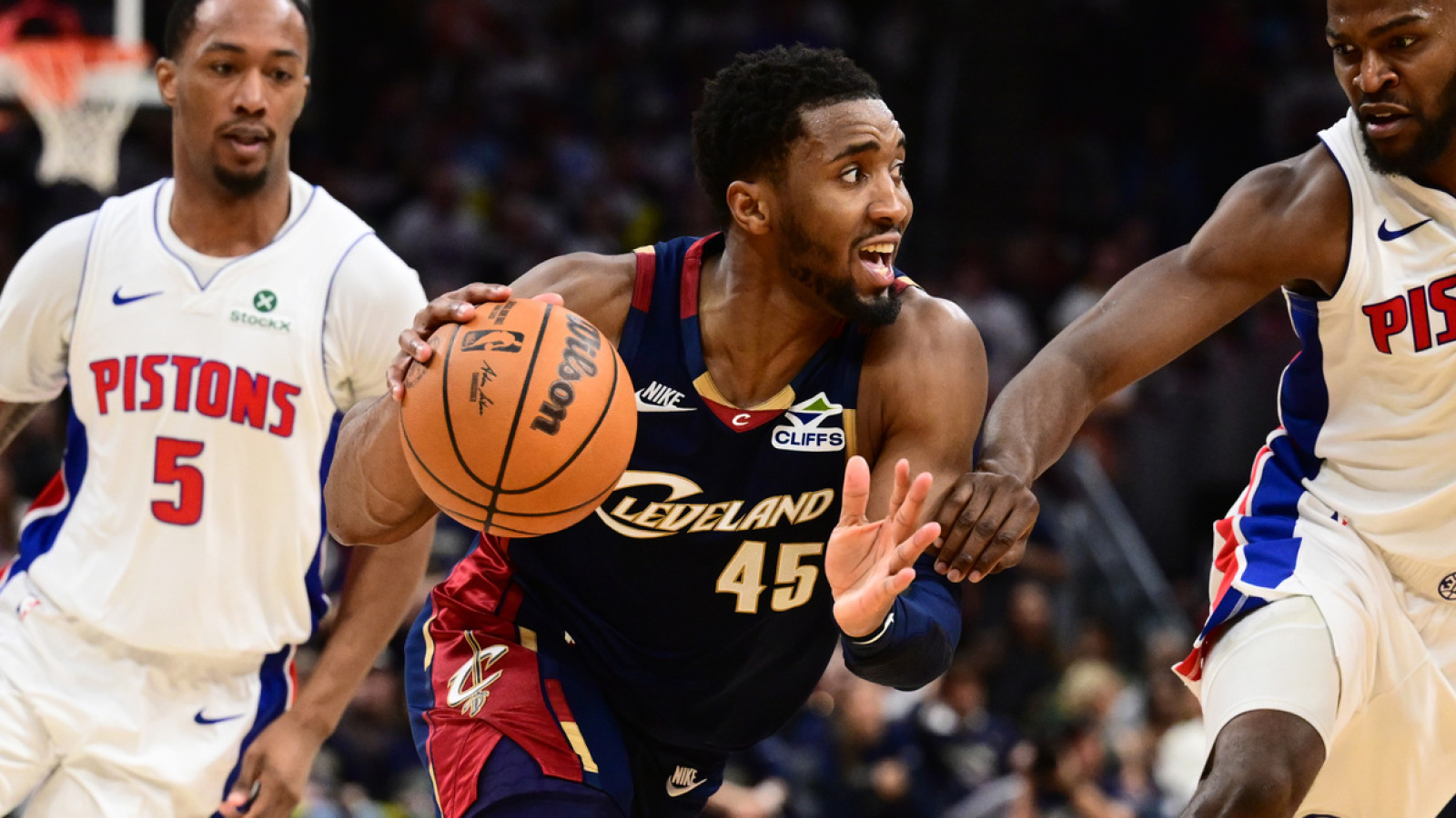 https://www.yardbarker.com/media/b/9/b92f31192488fa501d72edd4ae58cc8bd9e5b887/thumb_16x9/donovan-mitchells-historic-second-half-evens.jpg?v=1