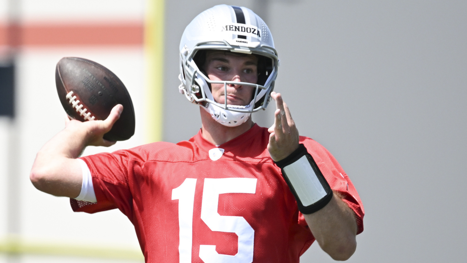 https://www.yardbarker.com/media/b/9/b9936e97f54797aa95c6ccc9f6e556470de505f6/thumb_16x9/raiders-add-familiar-faces-fernando-mendoza.jpg?v=1