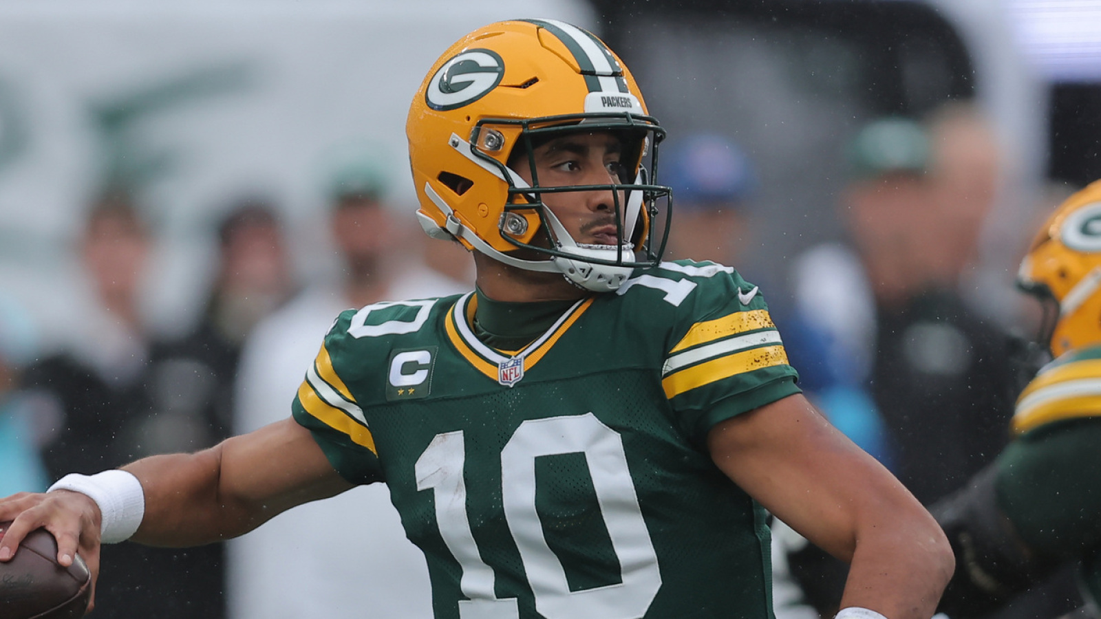 https://www.yardbarker.com/media/b/9/b9a44e3642bde80149368f53d15cac32d75c4bf9/thumb_16x9/broken-packers-slammed-jordan-love-doubts-narrow.jpg?v=1