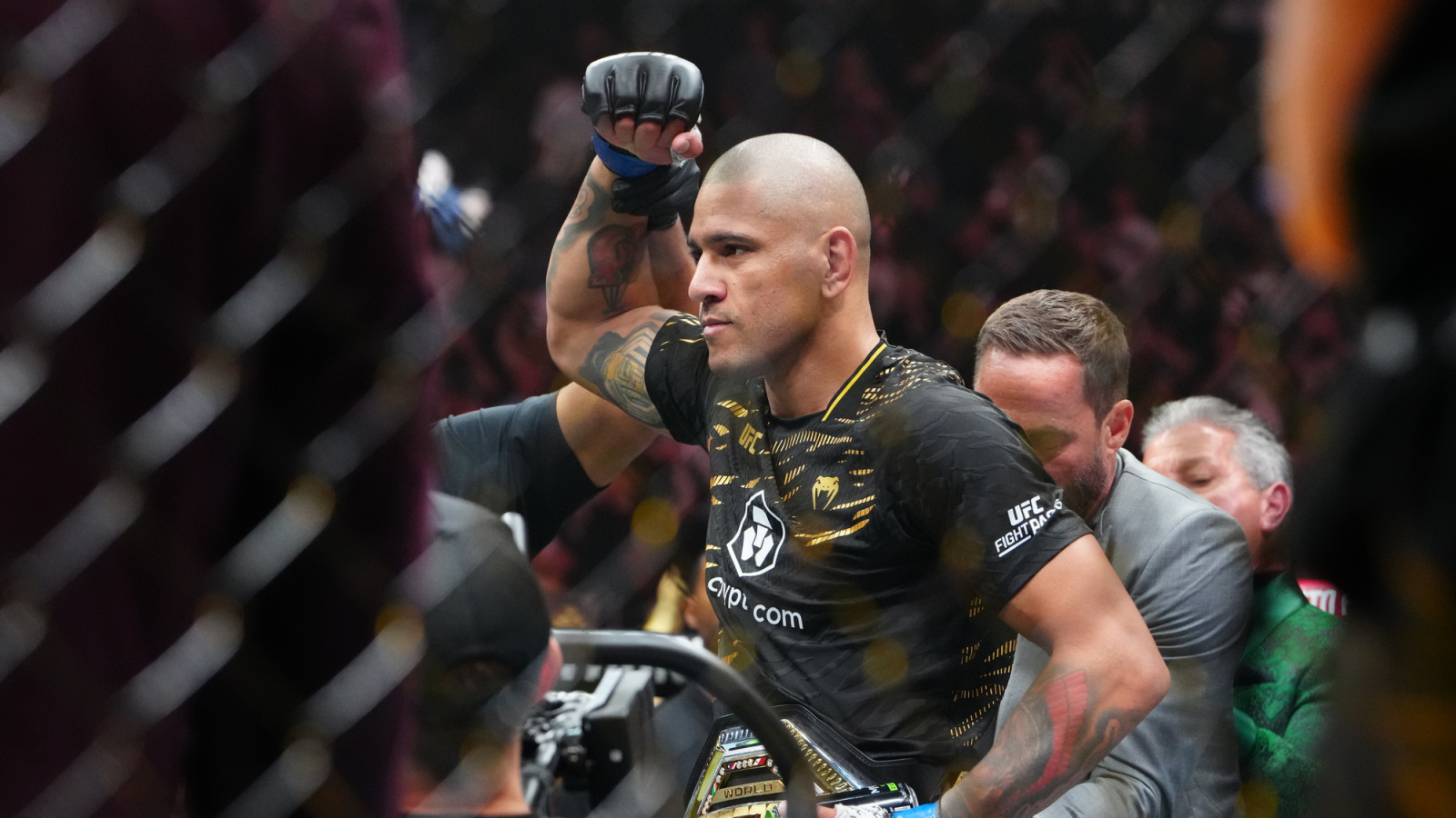 Watch:: Alex Pereira Sleeps Sparring Partner with Signature Left Hook Despite Barely Landing