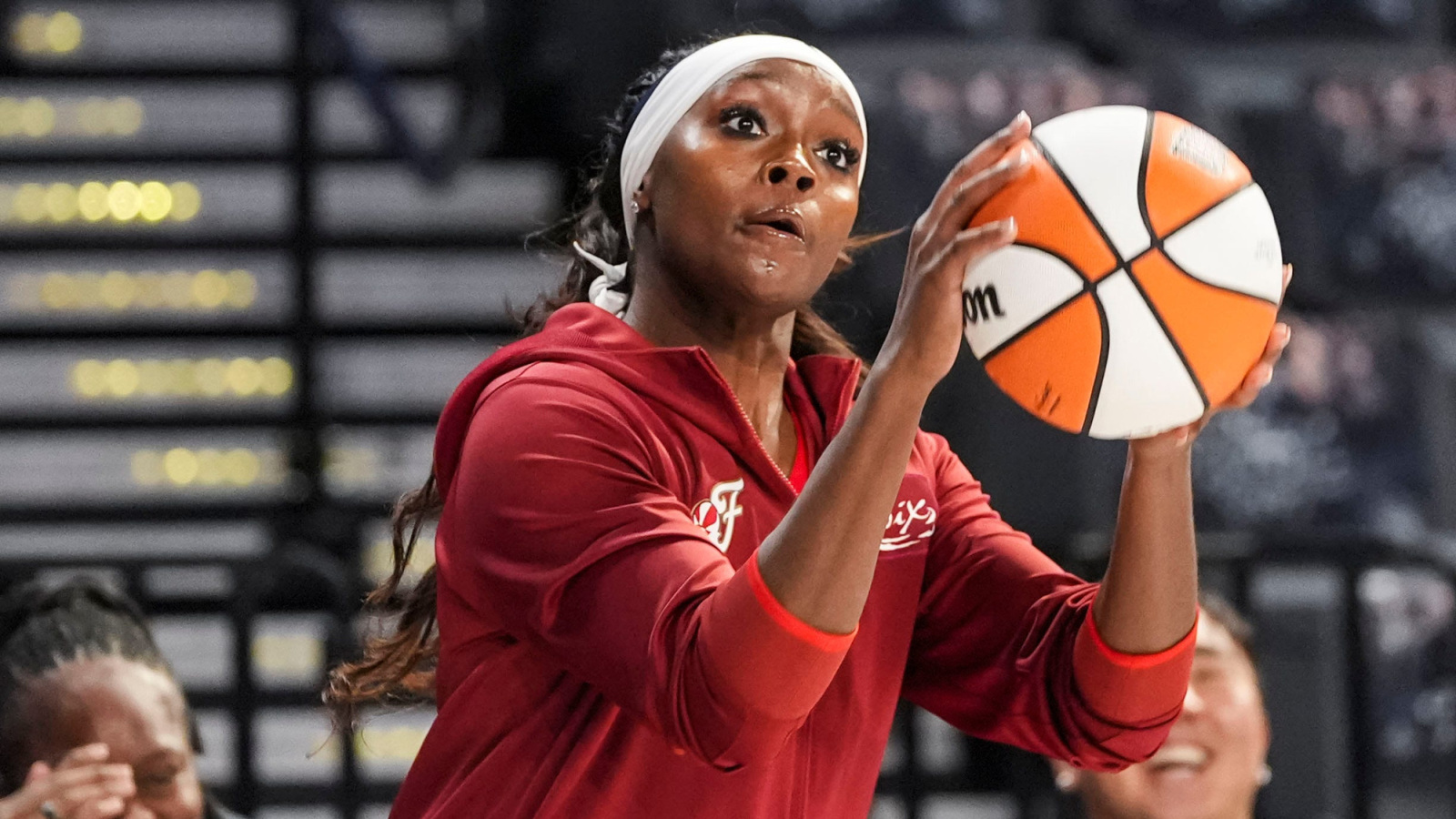 https://www.yardbarker.com/media/b/9/b9e7c440e57da72736a5488f3c14d6ccb3b0acc3/thumb_16x9/indiana-fever-guard-raven-johnson-3-warms.jpg?v=1