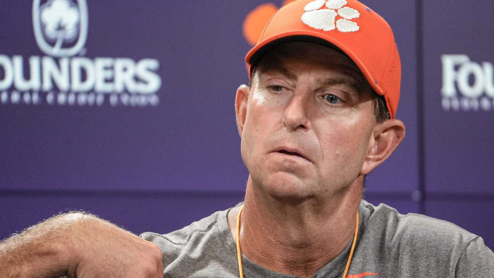 https://www.yardbarker.com/media/b/a/ba074c053cf384a10bb5ce050e41d11a5819b010/thumb_16x9/clemsons-swinney-calls-freshman-dirtbag-thats-good.jpg?v=1