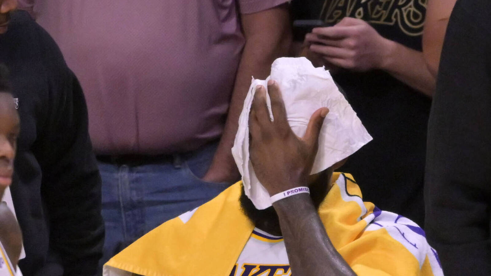 LeBron James leaves court early in Game 3 loss | Yardbarker