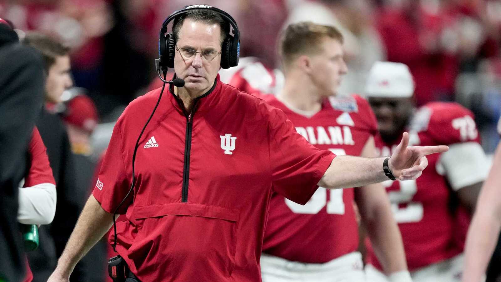 https://www.yardbarker.com/media/b/a/ba6f5c3c974a7fa6d651c57bc386426a4444294a/thumb_16x9/indiana-hoosiers-head-coach-curt-cignetti-looks.jpg?v=1