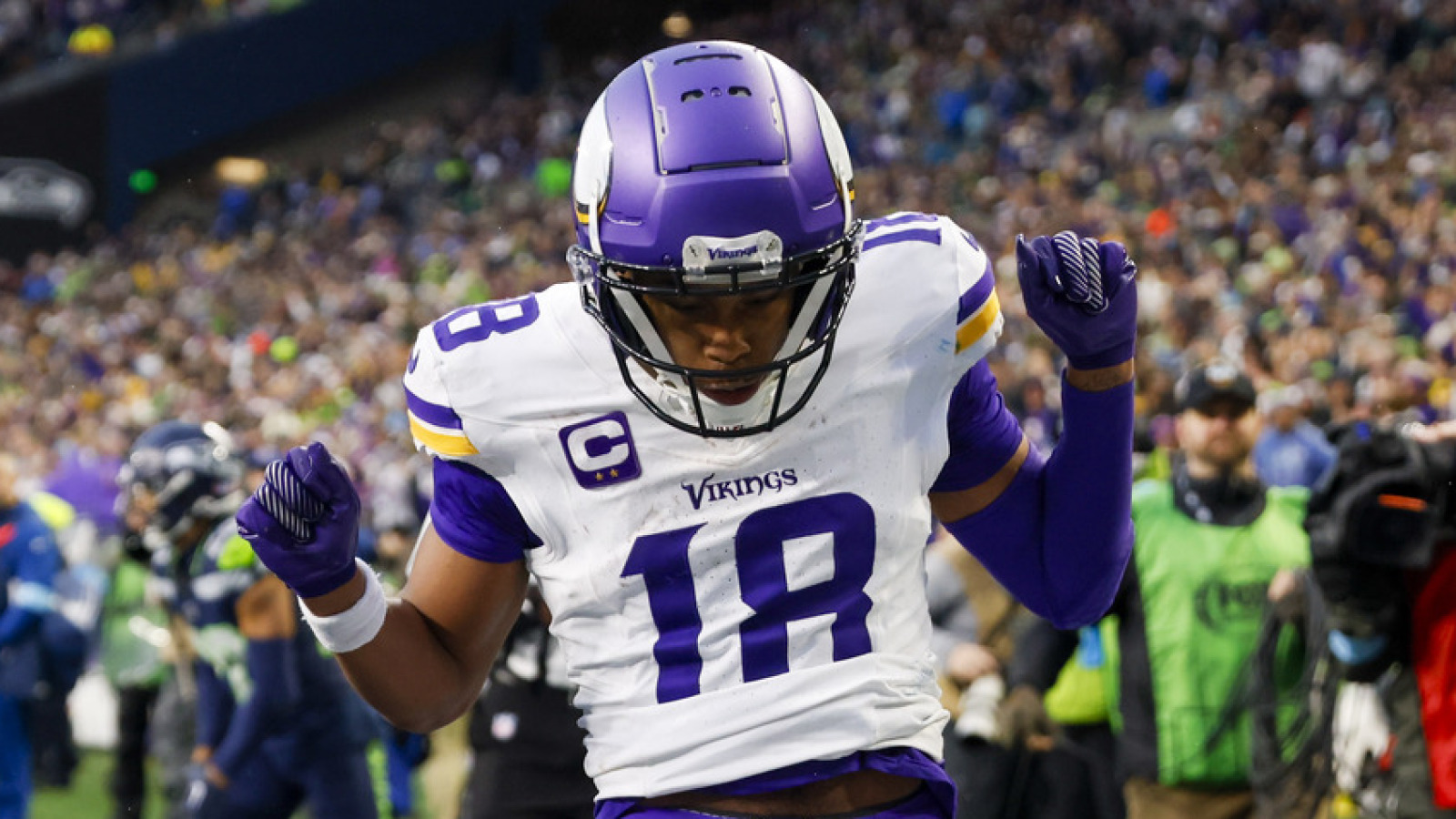 https://www.yardbarker.com/media/b/a/ba9e2f9c8be3e2831078040b68340c096f3b3abb/thumb_16x9/2024-nfl-receiving-leaders-quiz.jpg?v=1