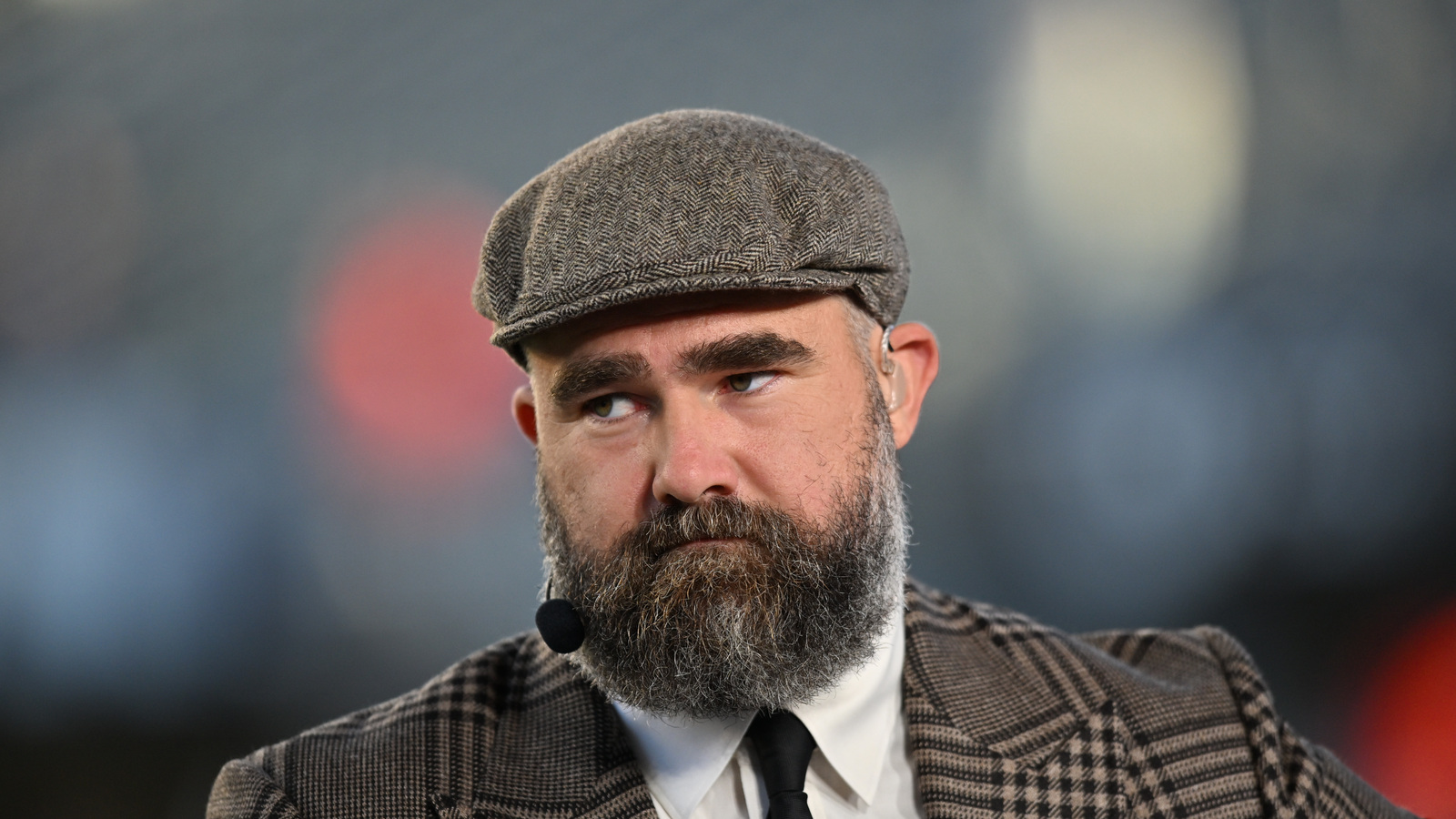 https://www.yardbarker.com/media/b/c/bc159358b3a2d6308bb2d90bc81acae89dacc767/thumb_16x9/sep-28-2026-chicago-illinois-usa-espn-broadcaster.jpg