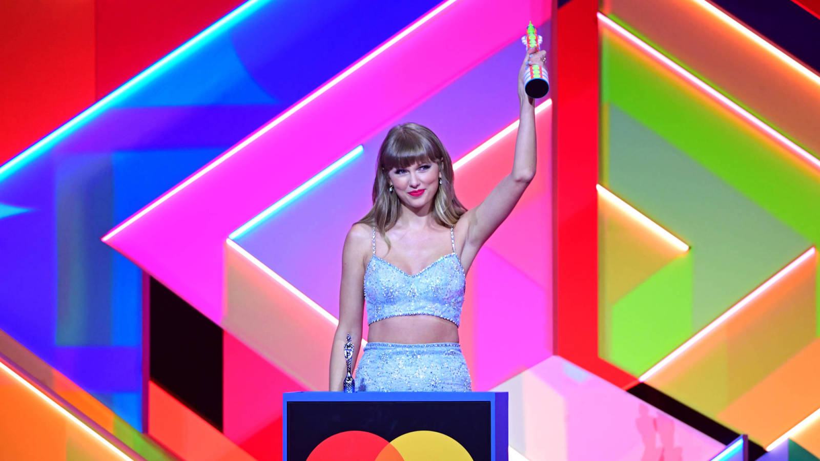 Taylor Swift accepts Global Icon Award Yardbarker