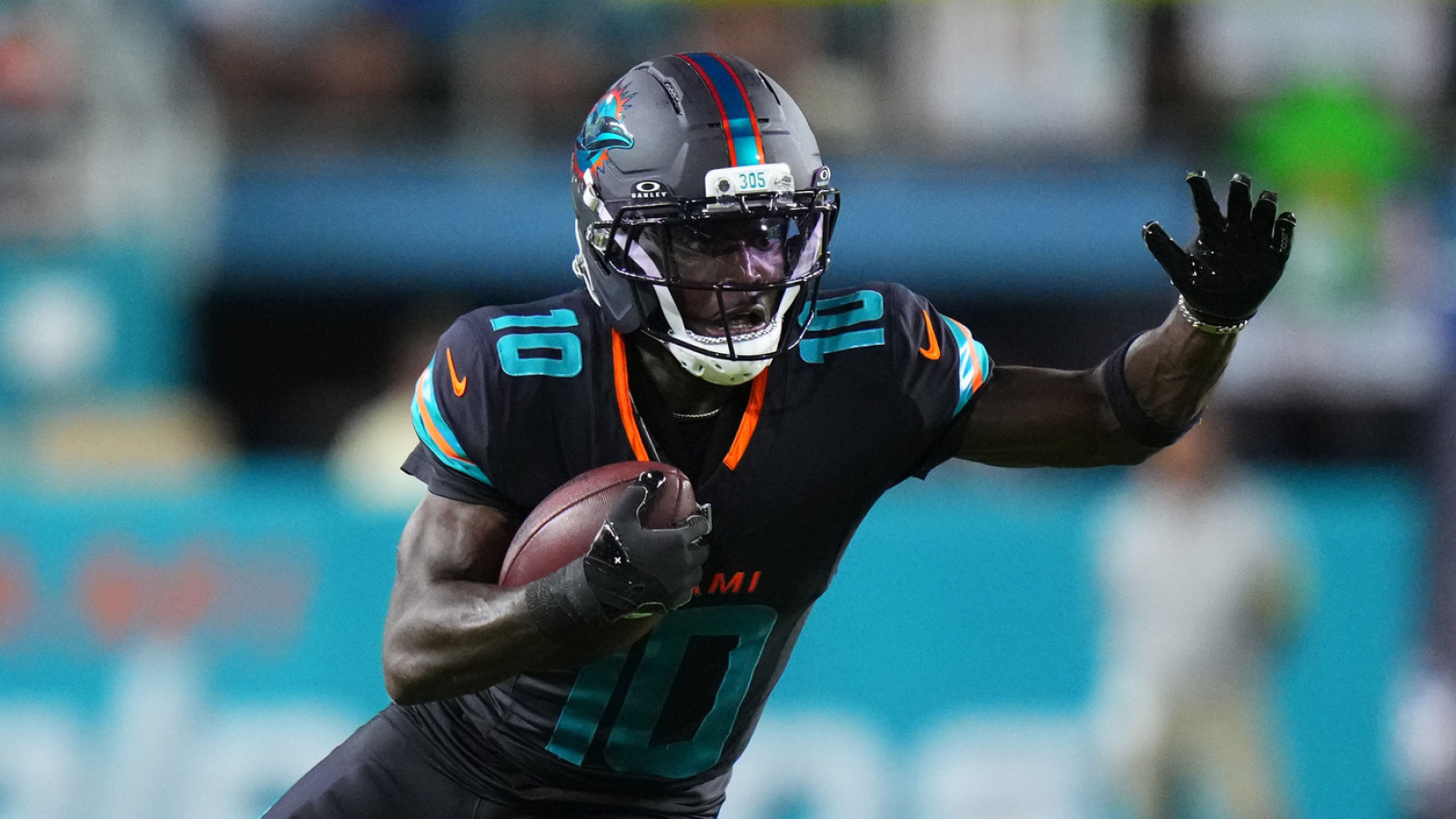 https://www.yardbarker.com/media/b/c/bca7502574cb232f9a9ec69a875e3c4aee96059c/thumb_16x9/dolphins-big-tyreek-hill-move.jpg?v=1