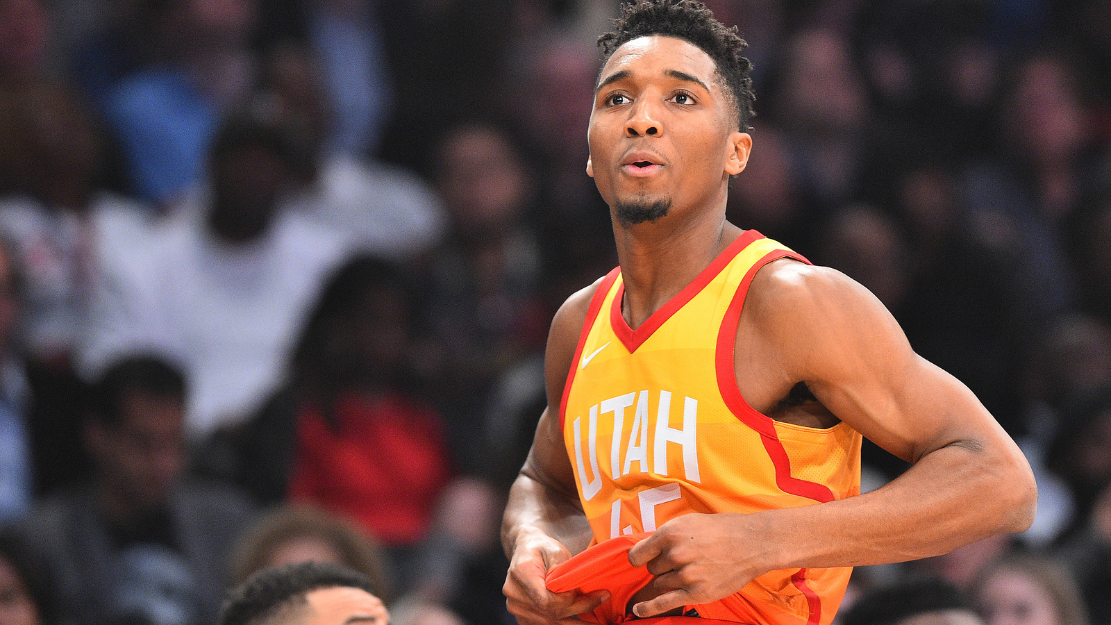 Donovan Mitchell leaps over Kevin Hart, two kids in dunk ...