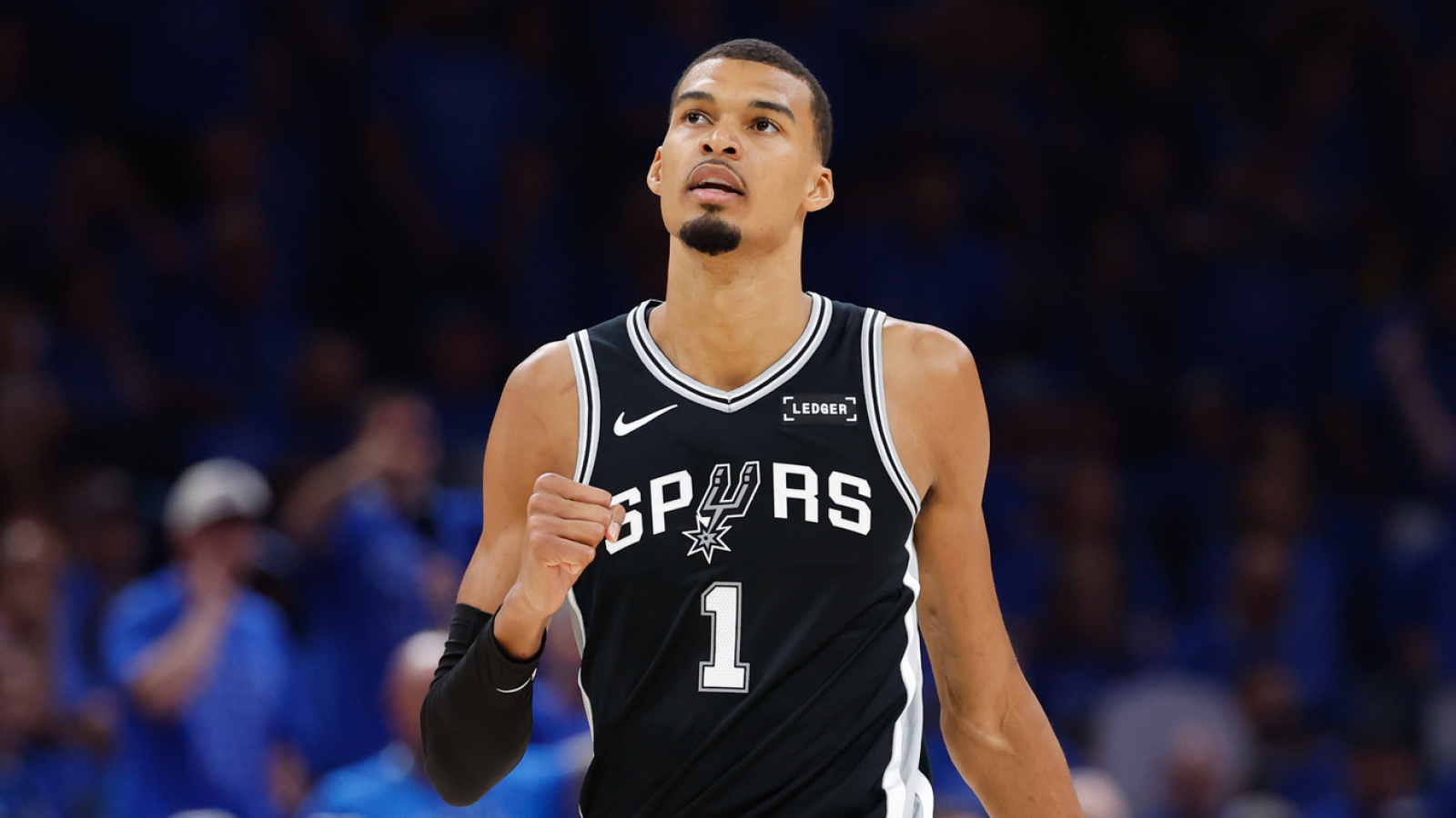 https://www.yardbarker.com/media/b/c/bcfb23837d5591ce735d5fd6e4bd9467ec6621ad/thumb_16x9/victor-wembanyamas-clutch-three-set-thunder-flop.jpg?v=1