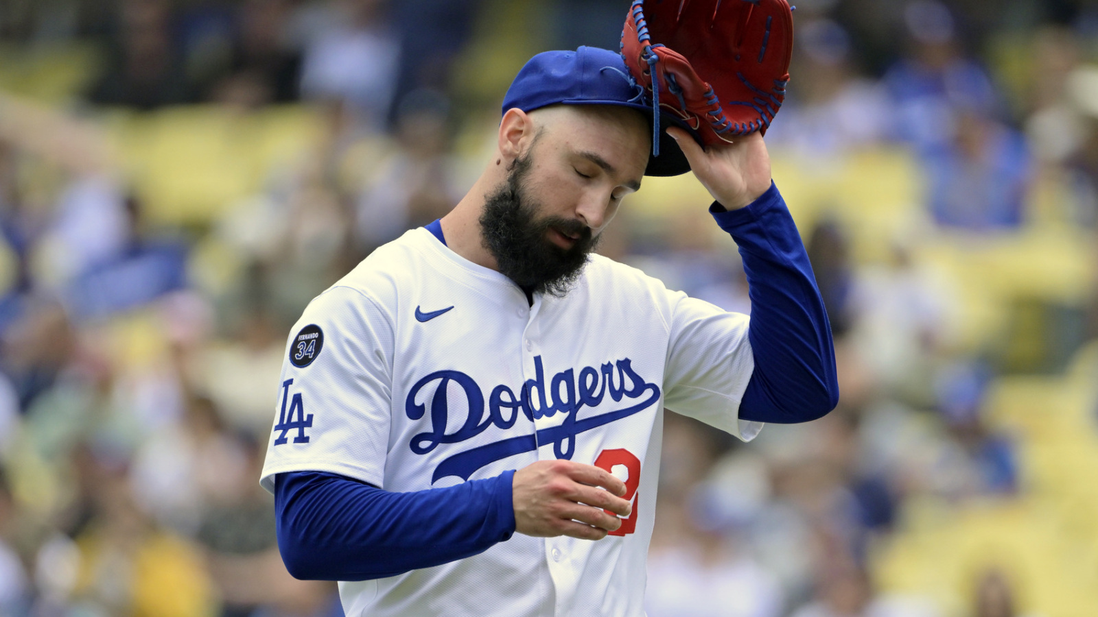 https://www.yardbarker.com/media/b/d/bd290d746ee2440f890313c0714e25829ef91f4d/thumb_16x9/dodgers-pitcher-undergoes-season-ending-surgery.jpg?v=1