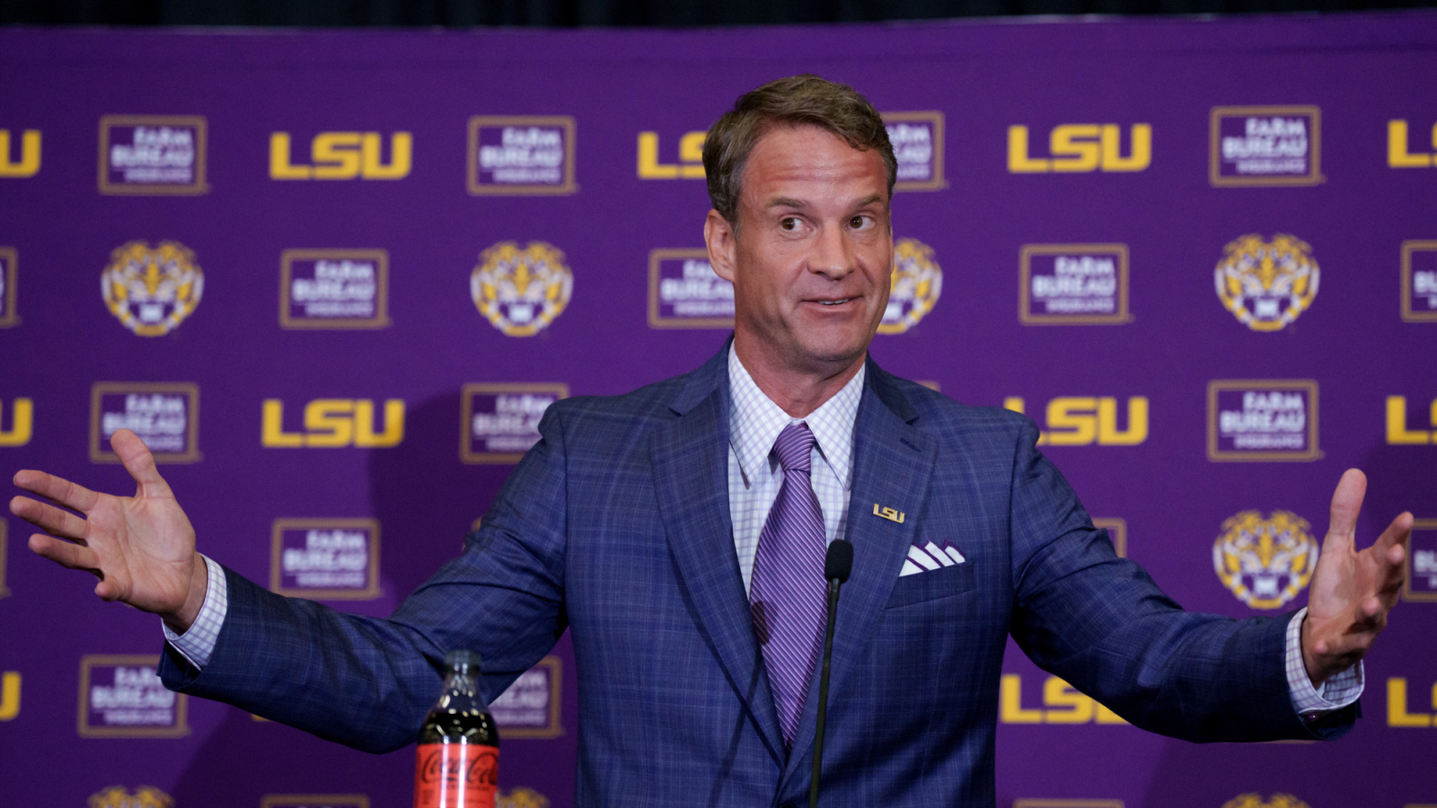 https://www.yardbarker.com/media/b/d/bd815dfb9598794023bcc9d8952ad79f09b34af8/thumb_16x9/dec-1-2025-baton-rouge-la-usa-lsu-new-head-coach.jpg?v=1