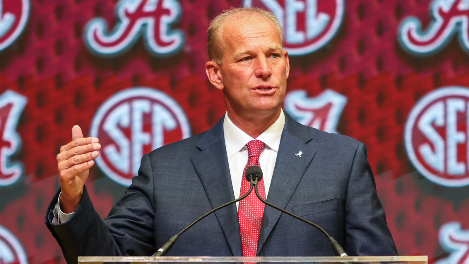 https://www.yardbarker.com/media/b/d/bd88e085f7d66e61cef042448c2866ac4ff81af9/thumb_16x9/alabama-reportedly-makes-decision-on-starting-qb.jpg?v=2