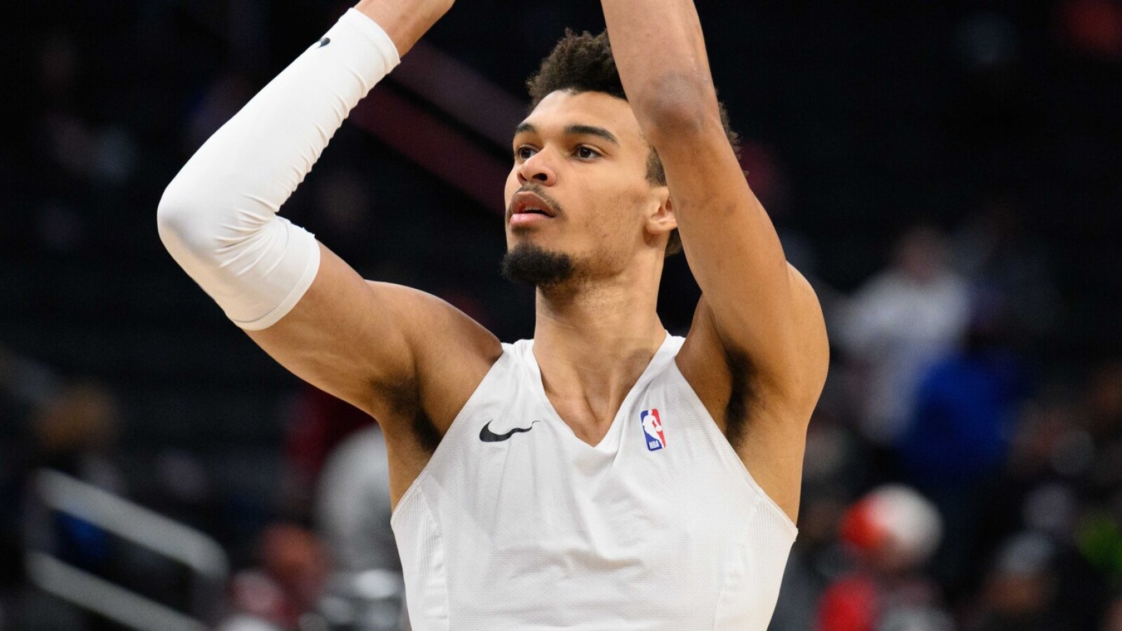https://www.yardbarker.com/media/b/d/bde94d03d88415d81e519ea2161d63934d60de2f/thumb_16x9/spurs-showing-interest-free-agent-ties-victor.jpg?v=1