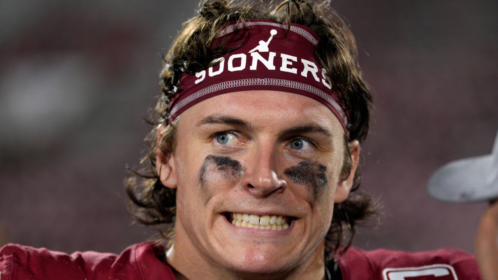 https://www.yardbarker.com/media/b/d/bdff38a1b35fbacabc6b52eb2a7ec8071d1e94e4/thumb_16x9/oklahoma-sooners-quarterback-john-mateer-10.jpg?v=1