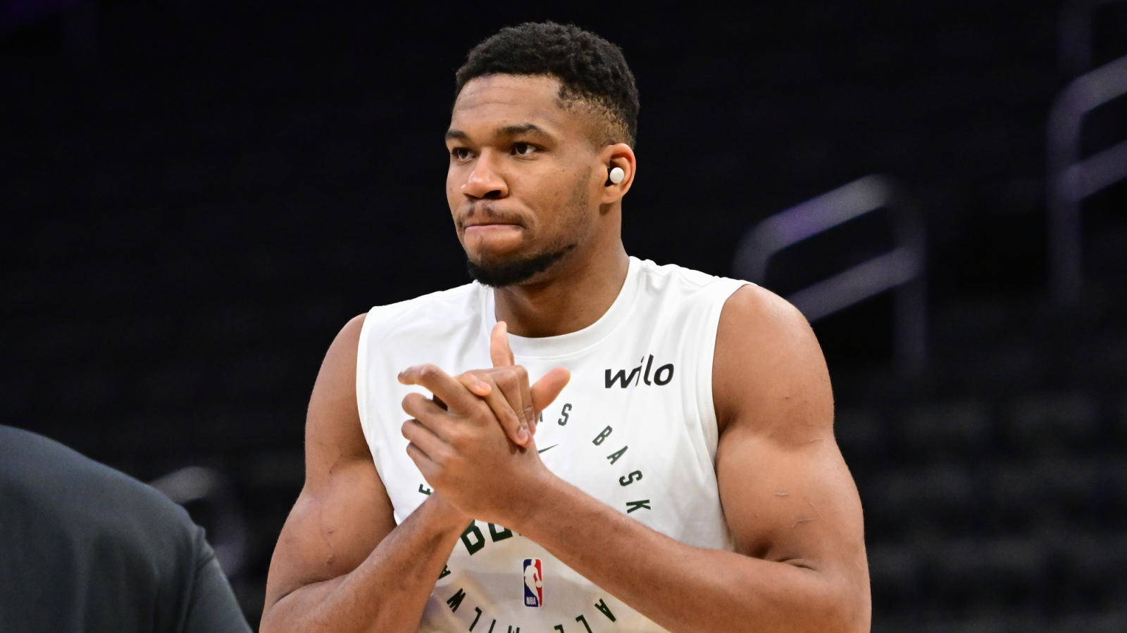 https://www.yardbarker.com/media/b/e/be389b5aa2f17020b202c2e72a5ca5d278d2b117/thumb_16x9/bucks-forward-shares-optimistic-on-giannis.jpg?v=2