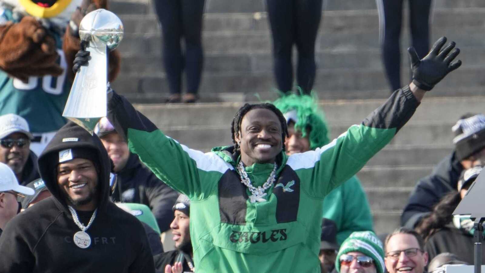 https://www.yardbarker.com/media/b/e/bebdaad84de607bfc4638bdc252662c694d5406c/thumb_16x9/single-season-touchdown-catch-leaders-franchise.jpg?v=1