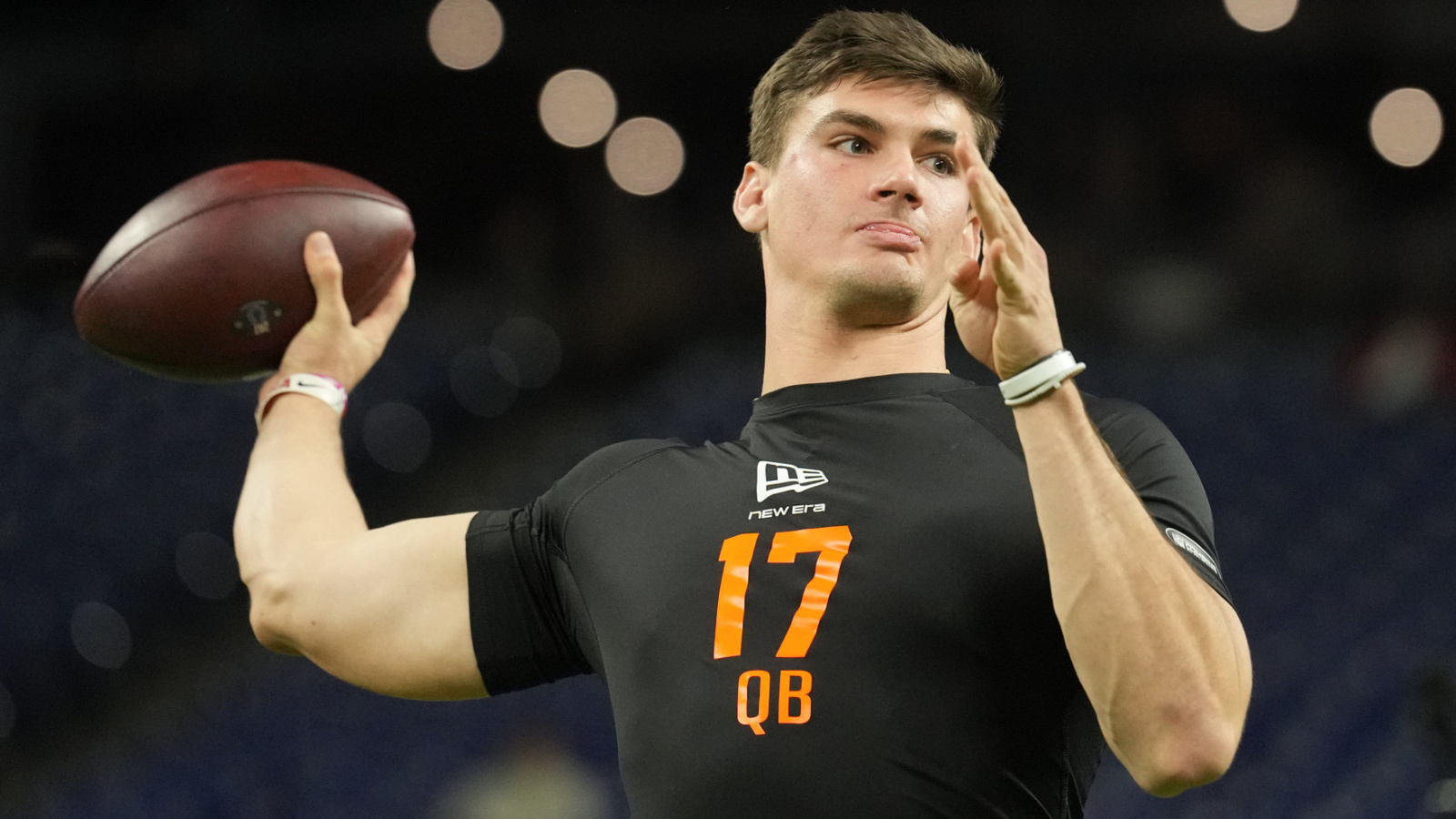 https://www.yardbarker.com/media/b/e/bee416edba89c968fa11850f770ce8d5c8999a82/thumb_16x9/alabama-qb-ty-simpson-appears-tumbling-down-draft.jpg?v=1