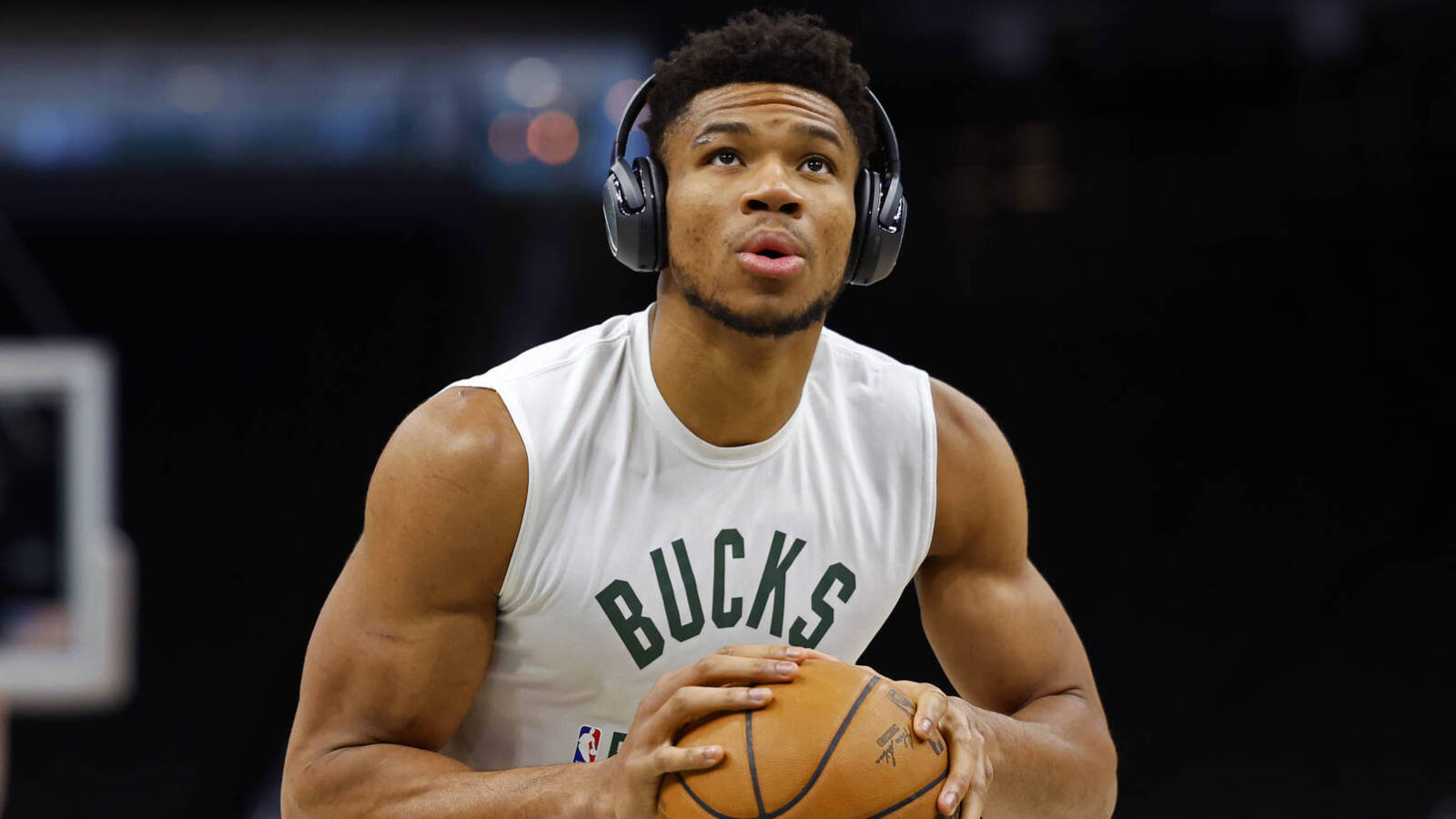 Giannis Antetokounmpo got away with a blatant travel in Game 6 - Vimarsana News