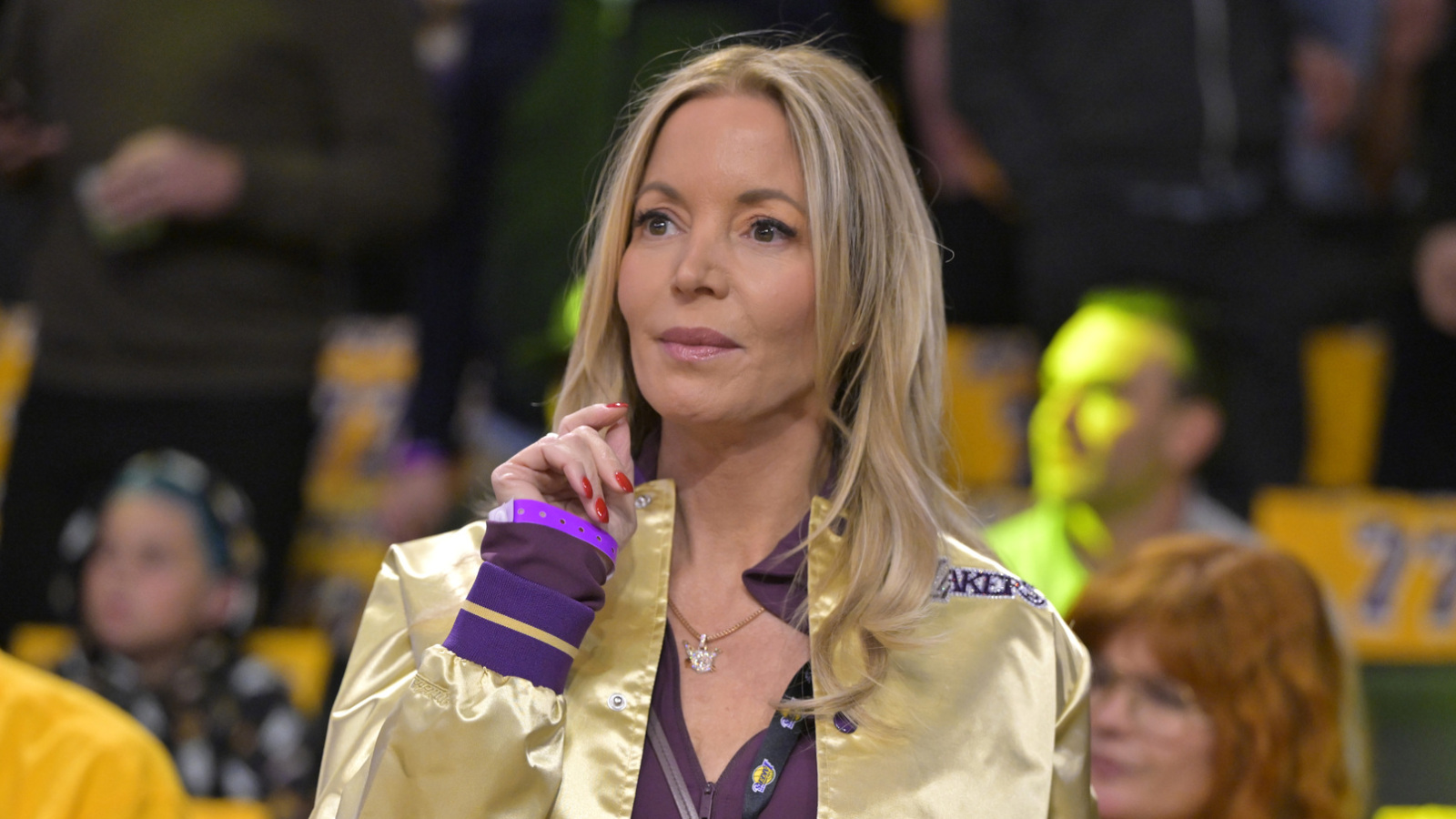 https://www.yardbarker.com/media/b/f/bf67cd1ca53ea43cc04a89878090ab1a485b3e9f/thumb_16x9/buss-family-sell-lakers-record-setting-sum.jpg?v=1