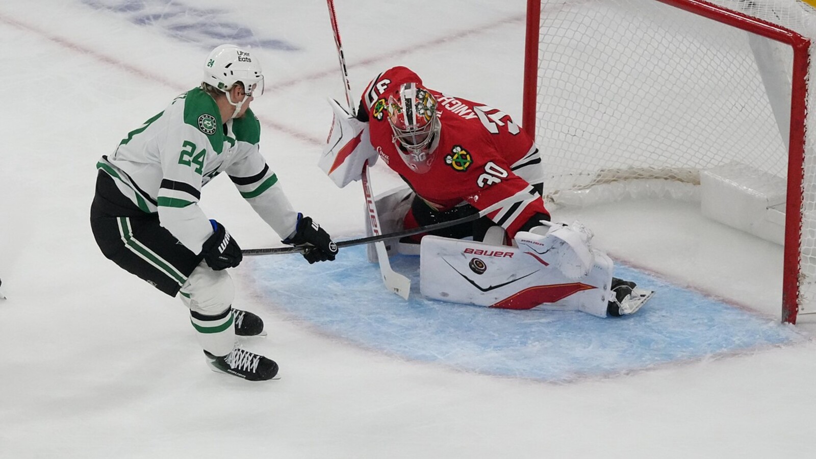 Roope Hintz Exits With Right Hand Injury Late In Dallas Stars’ 4-0 Win Over Chicago Blackhawks