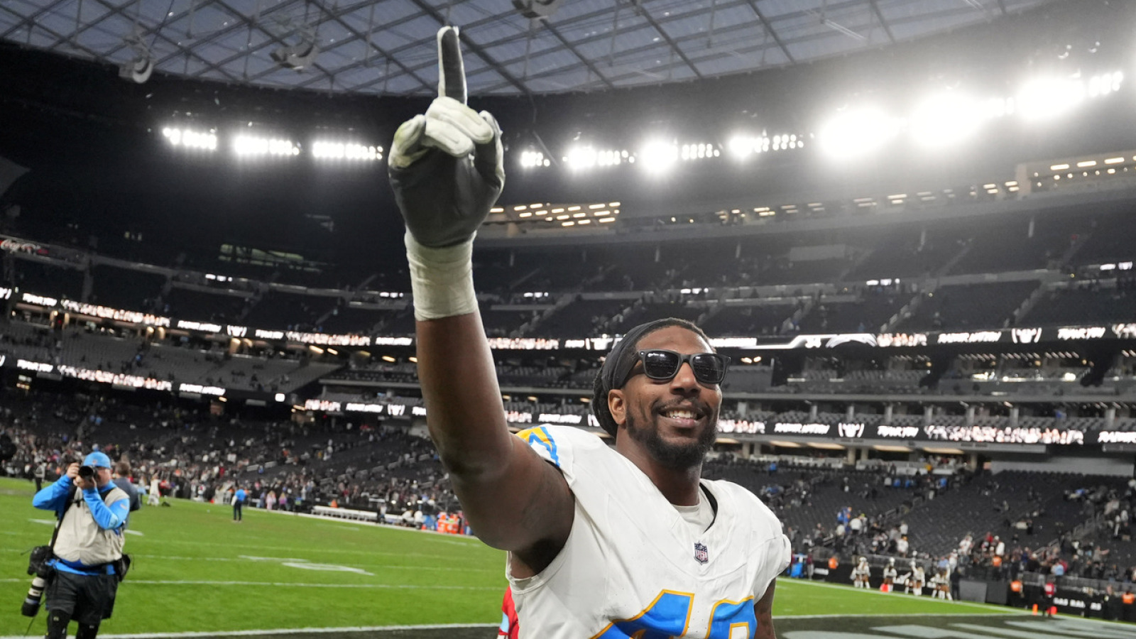 https://www.yardbarker.com/media/b/f/bff322b3d129e05bb2bb20f52d617f15d896465f/thumb_16x9/chargers-extend-former-first-round-pick-linebacker.jpg?v=1