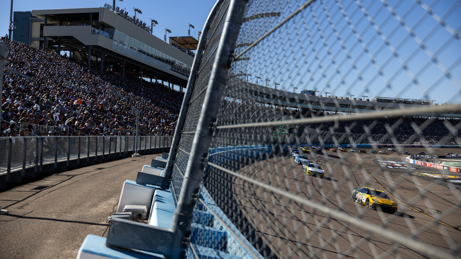 https://www.yardbarker.com/media/c/0/c0c519727143b210b586a1be61c381aaa249b231/thumb_16x9/phoenix-raceway-host-another-nascar-indycar.jpg?v=1