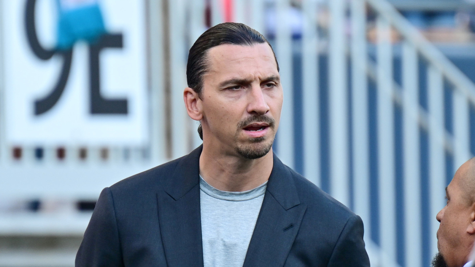https://www.yardbarker.com/media/c/1/c122dbddd51e7b1a5a04783d51d8f7a4d7eaf21d/thumb_16x9/zlatan-ibrahimovic-slams-ignorant-fox-sports-co.jpg?v=1