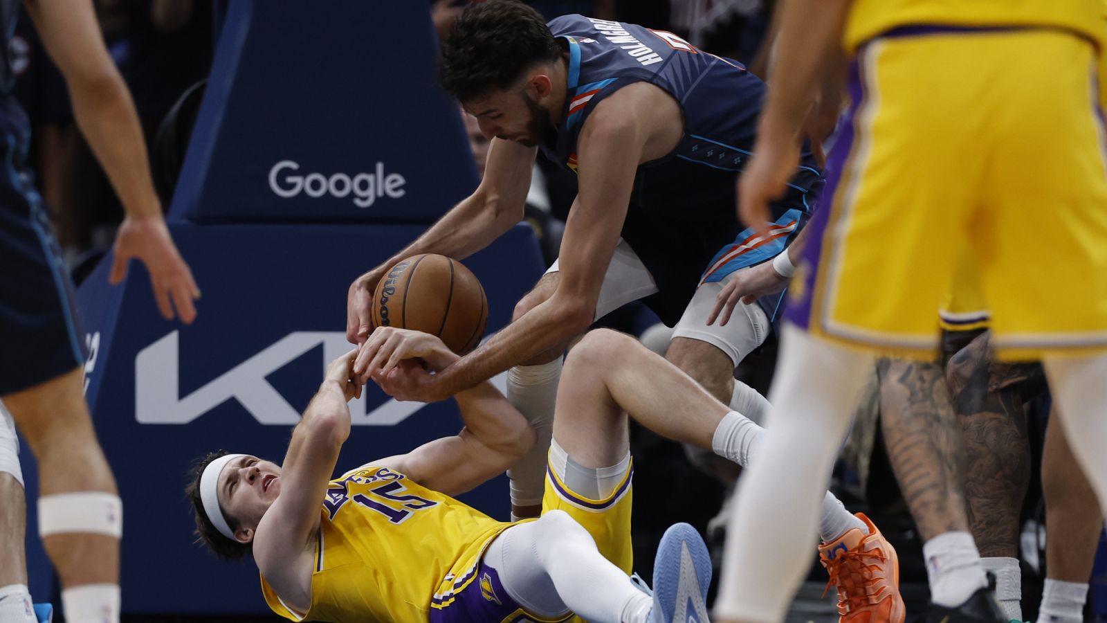 https://www.yardbarker.com/media/c/1/c12f750845a47b7cc2d13500593d784f6757bdcb/thumb_16x9/thunder-literally-steal-game-2-lakers-second-half.jpg?v=1