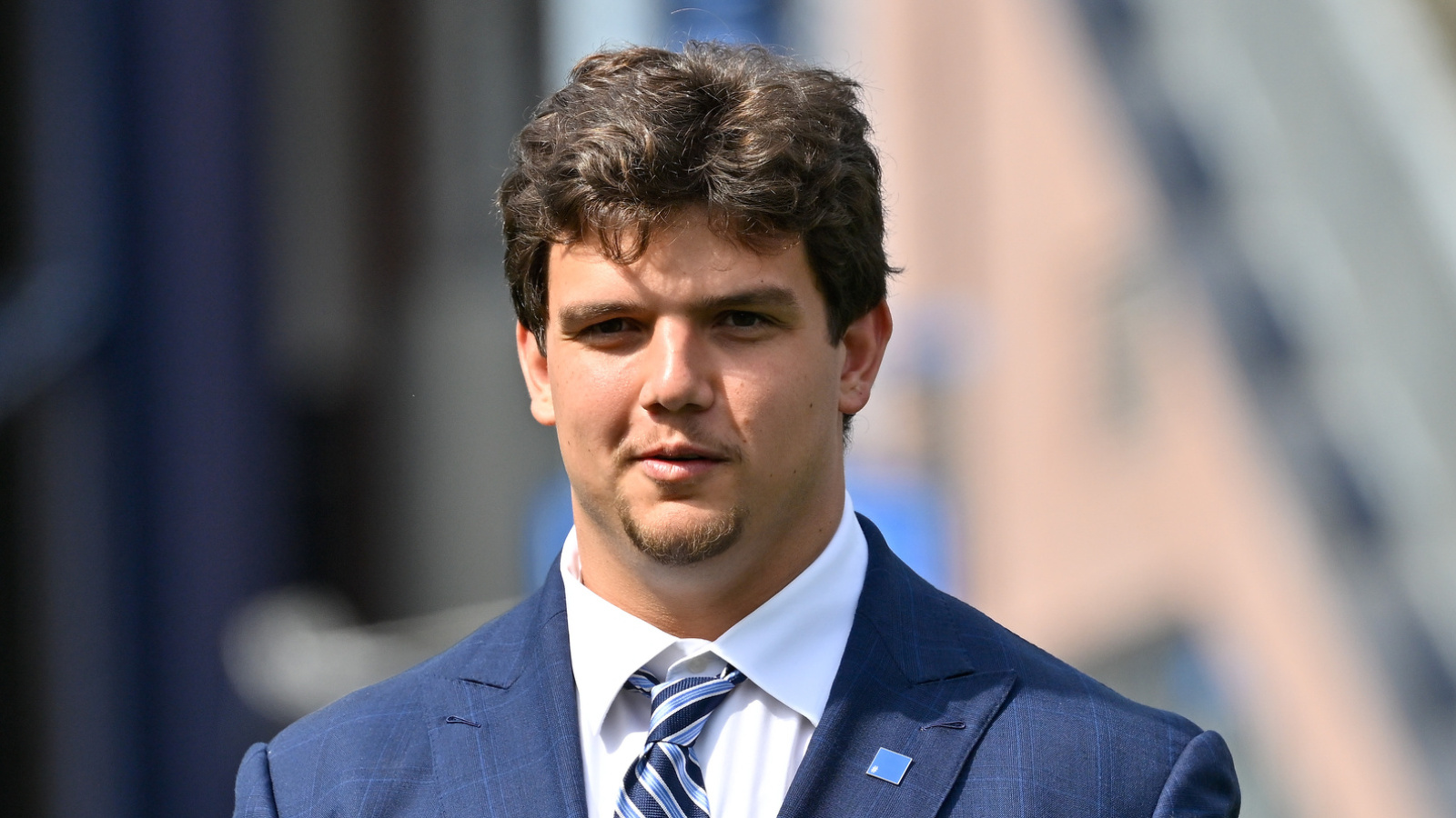 https://www.yardbarker.com/media/c/1/c153c314f212535b716e2b7ac9cde8285b629355/thumb_16x9/lsu-coach-discusses-campbell-offer-patriots.jpg?v=1