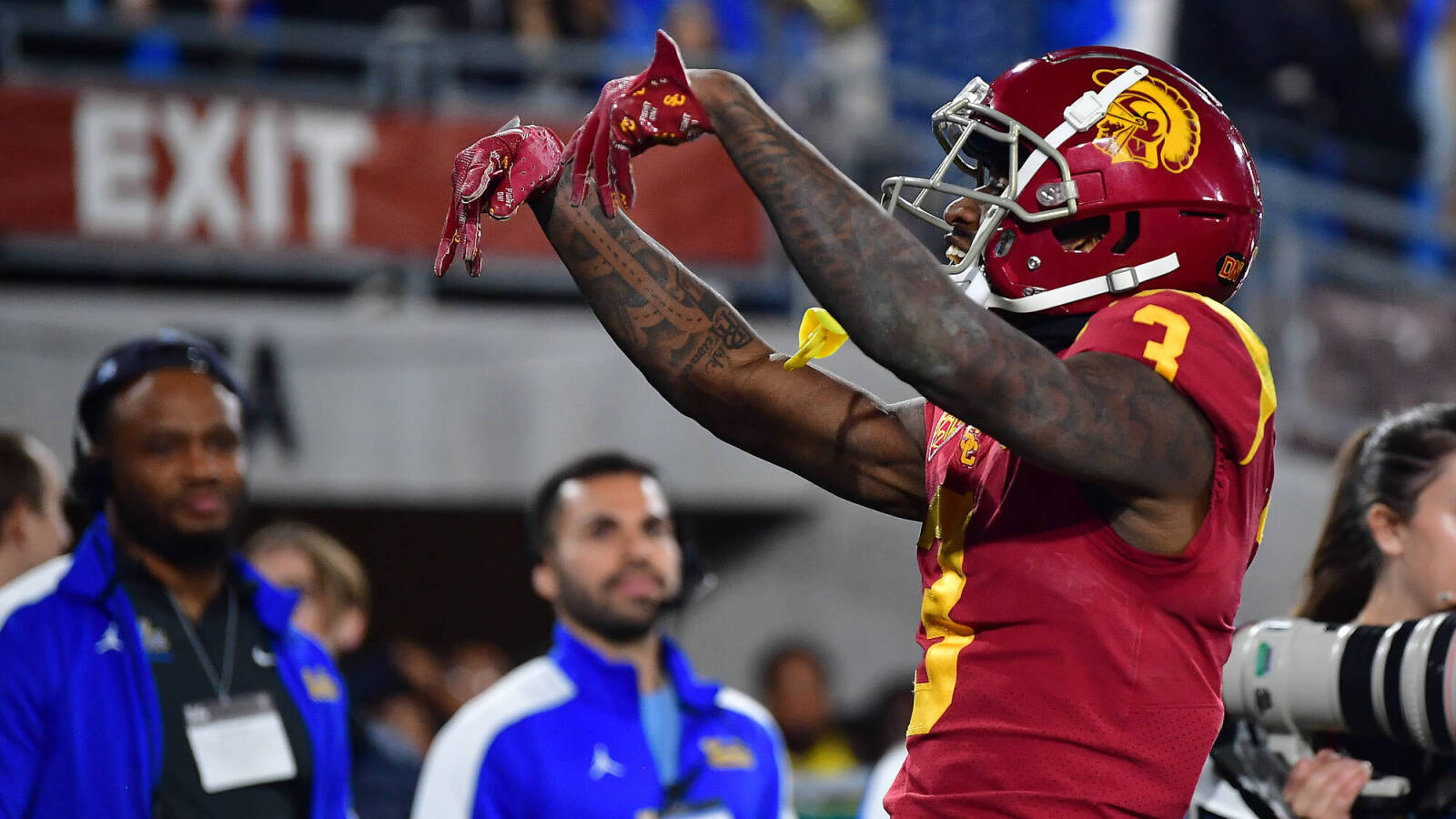 Insider suggests 2021 Biletnikoff Award winner is a first-round target for Chargers - Vimarsana News