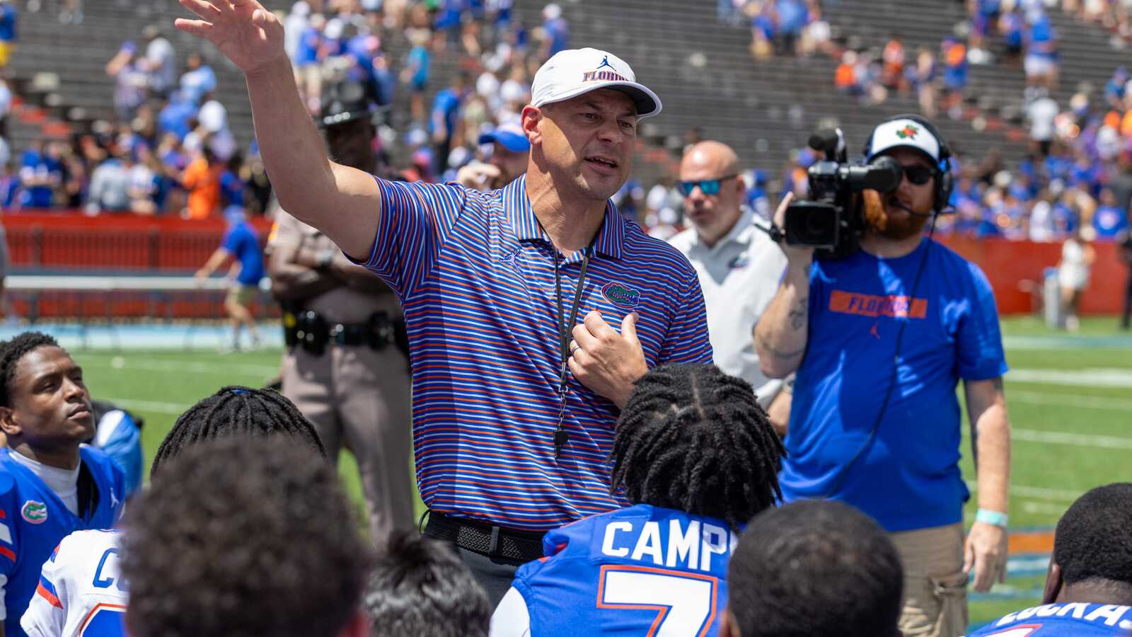 https://www.yardbarker.com/media/c/1/c18d6c381641ed2fc0ae13b261005d368a49715d/thumb_16x9/florida-head-coach-jon-sumrall-speaks-team-orange.jpg