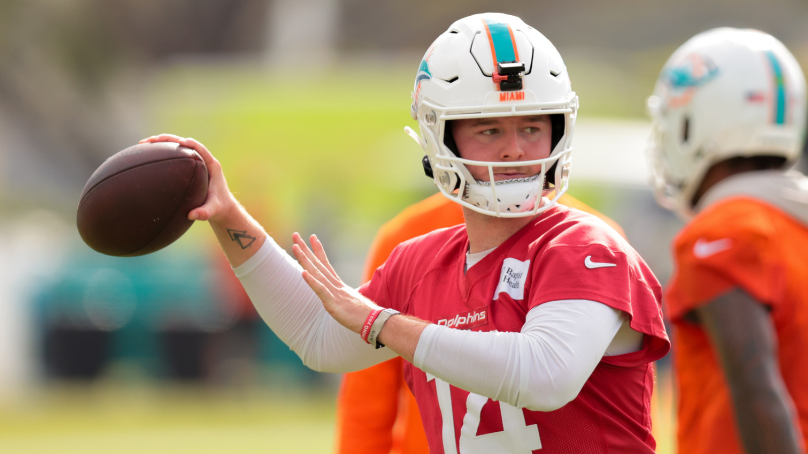 https://www.yardbarker.com/media/c/1/c1e7d7e8b9e5c96b75c9037db1bae9c9fde4ff72/thumb_16x9/dolphins-quinn-ewers-bounces-back-dreadful-debut.jpg?v=1