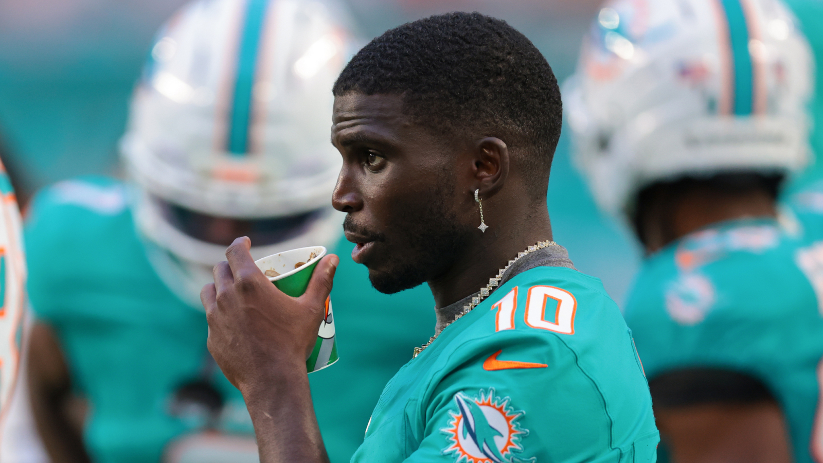 https://www.yardbarker.com/media/c/2/c254b710455e5083499fc144f83867e5a49a33b6/thumb_16x9/tyreek-hills-latest-incident-fuel-trade-rumors.jpg?v=1