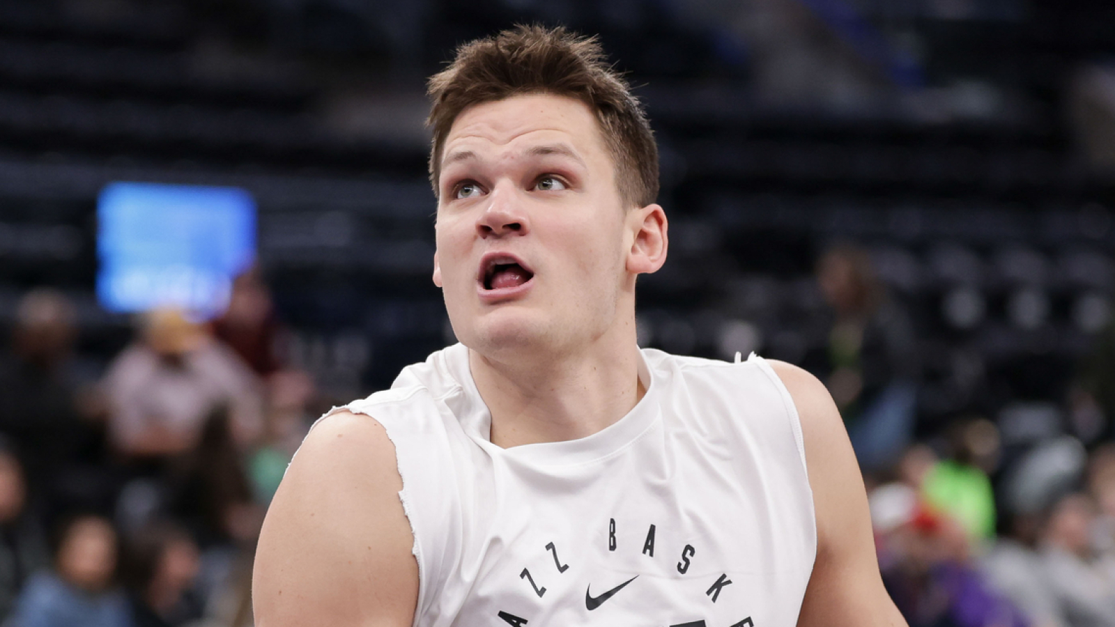 https://www.yardbarker.com/media/c/3/c32f6b1074123296ba7507cb405a343b2306f646/thumb_16x9/lakers-overpay-land-center-future.jpg?v=1